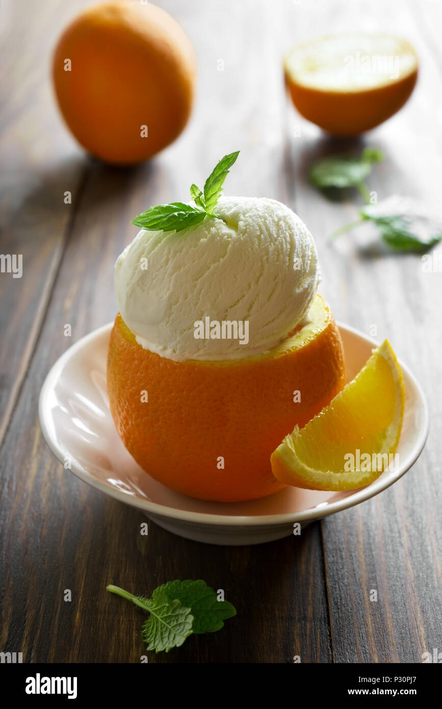 Arancio gustoso gelato di frutta sul tavolo di legno. Freddo dessert estivo. Foto Stock