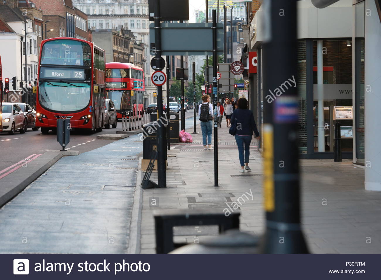 Gli autobus raggiungono giù per una strada in Aldgate, Londra Foto Stock