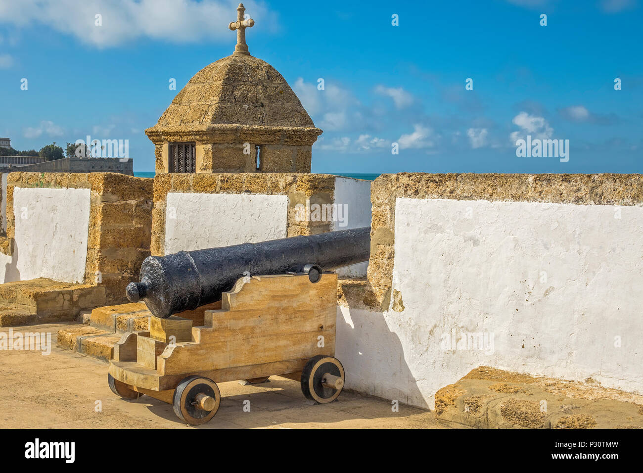 Il cannone sulla città vecchia parete, Cadice, Andalusia, Spagna Foto Stock