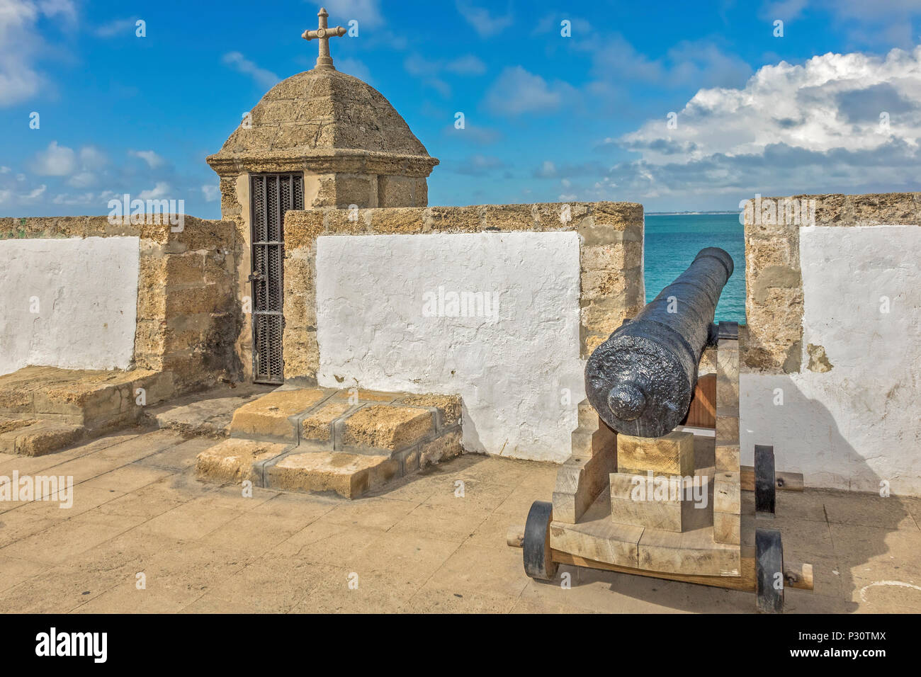 Il cannone sulla città vecchia parete, Cadice, Andalusia, Spagna Foto Stock