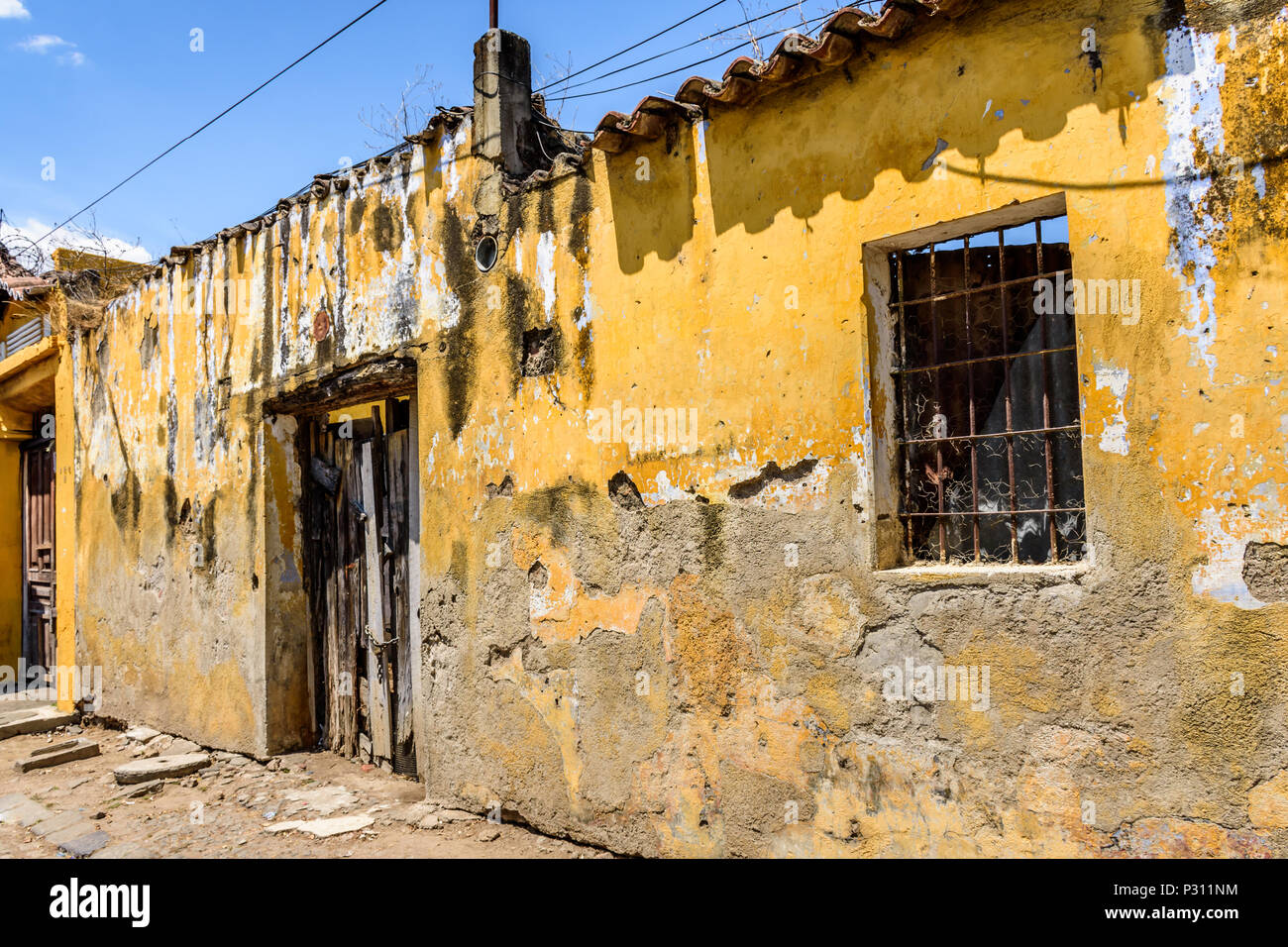 Vecchio, sbriciolare parete della casa abbandonata in città coloniale & UNESCO World Heritage Site di Antigua, Guatemala, America Centrale Foto Stock