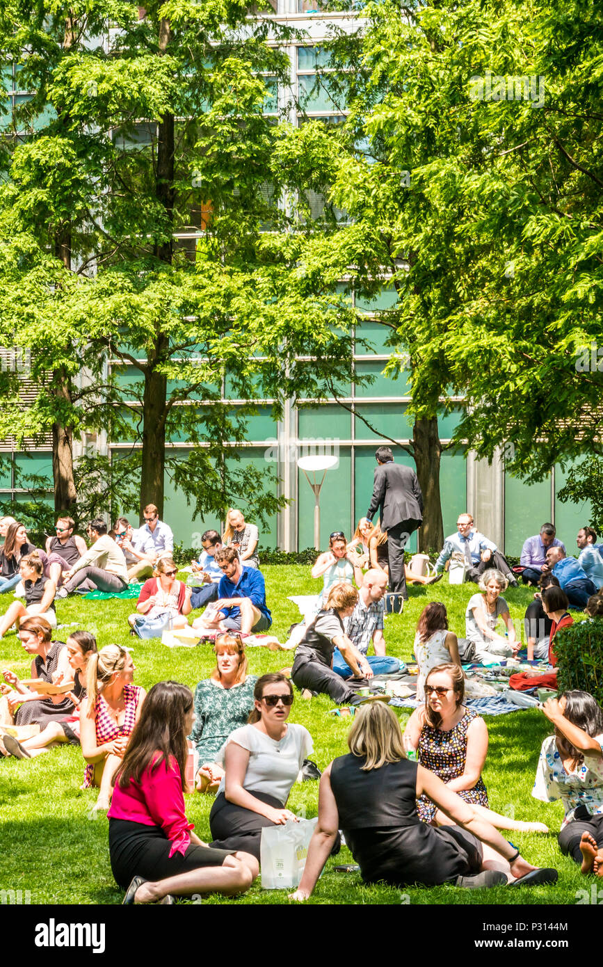 London, Regno Unito - 21 giugno 2017. Canary Wharf impiegati seduti fuori e gode di clima caldo e sole. Foto Stock