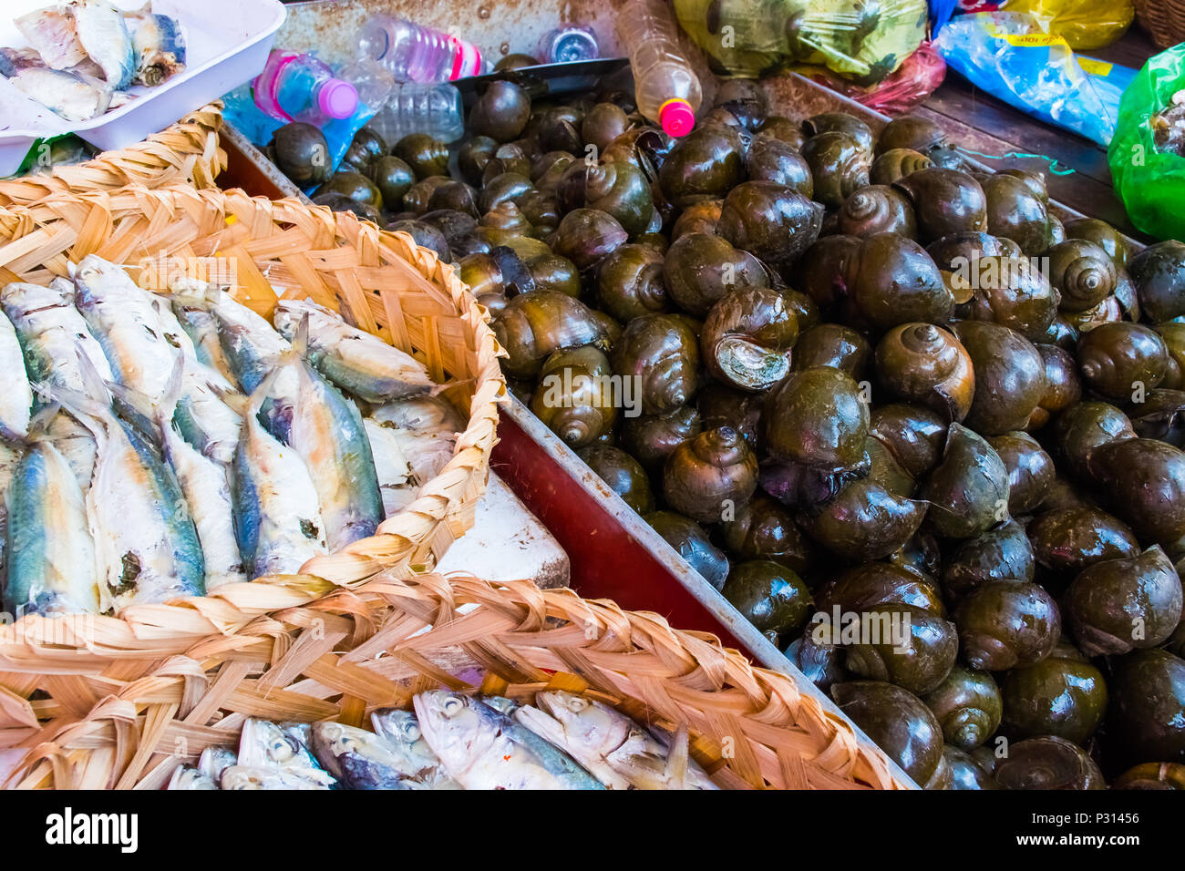 Pesce e frutti di mare freschi disposizione sul locale mercato alimentare a Siem Reap, Cambogia Foto Stock