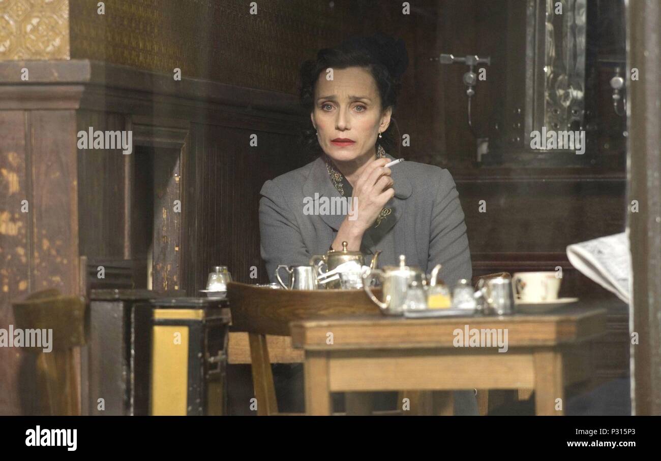 Pellicola originale titolo: NOWHERE BOY. Titolo inglese: NOWHERE BOY. Regista: SAM TAYLOR WOOD. Anno: 2009. Stelle: Kristin Scott Thomas. Credito: ESCOSE/FILM4/UK Film Council/AVER MEDIA/nord-ovest VISION / Album Foto Stock