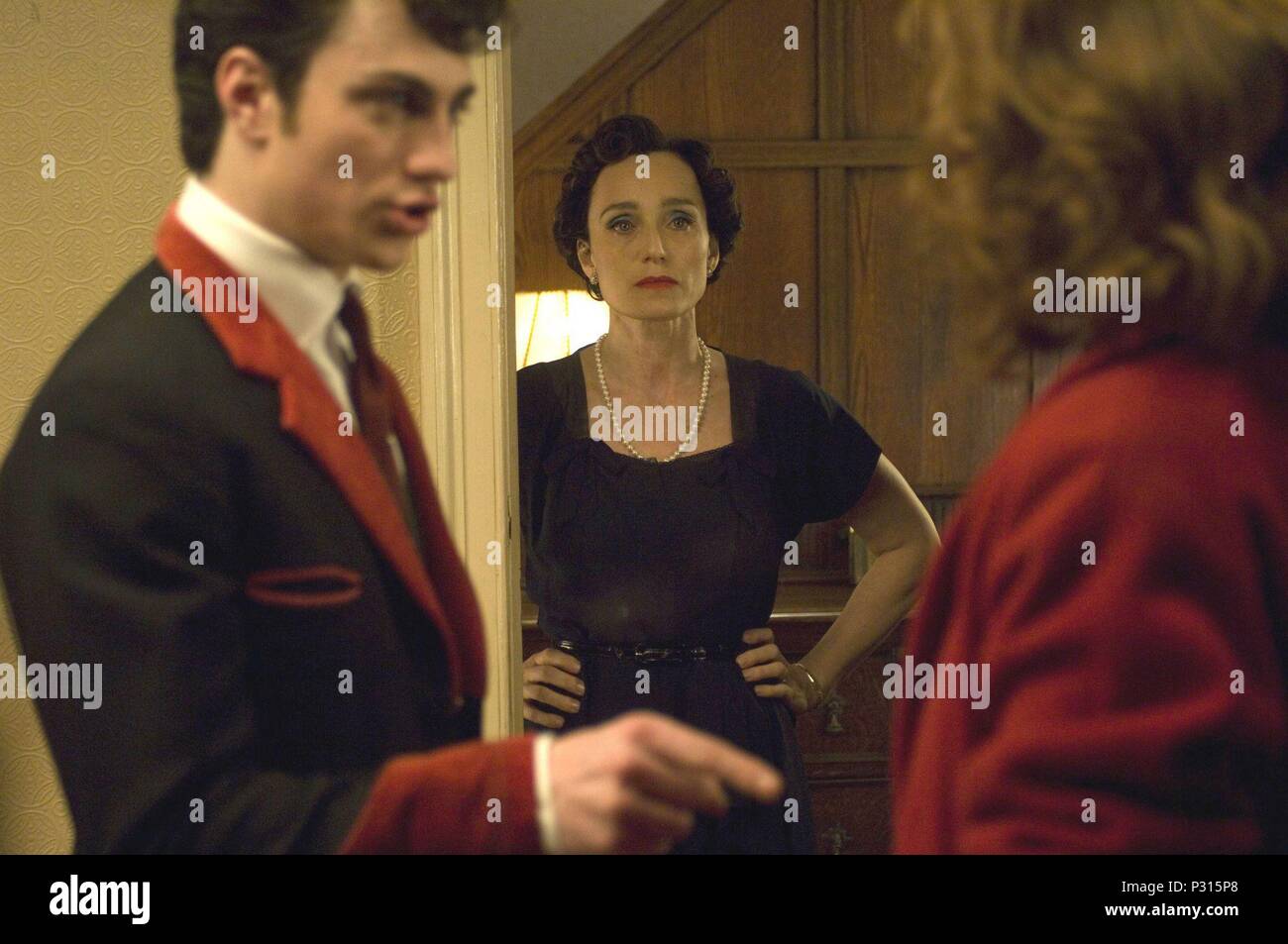 Pellicola originale titolo: NOWHERE BOY. Titolo inglese: NOWHERE BOY. Regista: SAM TAYLOR WOOD. Anno: 2009. Stelle: Kristin Scott Thomas; AARON TAYLOR-JOHNSON. Credito: ESCOSE/FILM4/UK Film Council/AVER MEDIA/nord-ovest VISION / Album Foto Stock