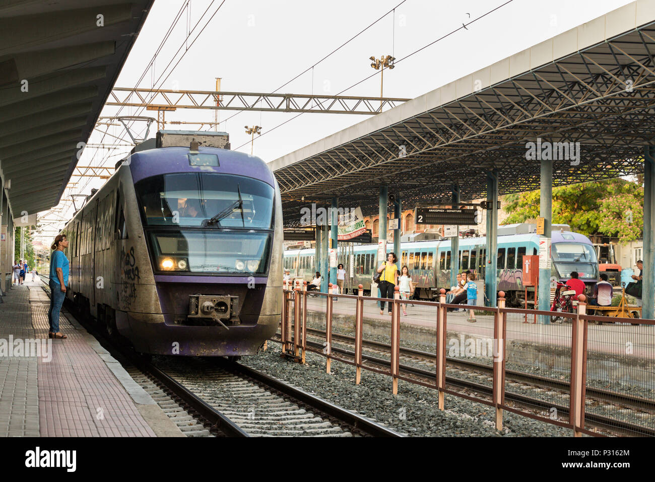 Larissa, Grecia - Giugno 11th, 2018: Un electric treno suburbano arrestata al Larissa stazione ferroviaria piattaforma. Foto Stock