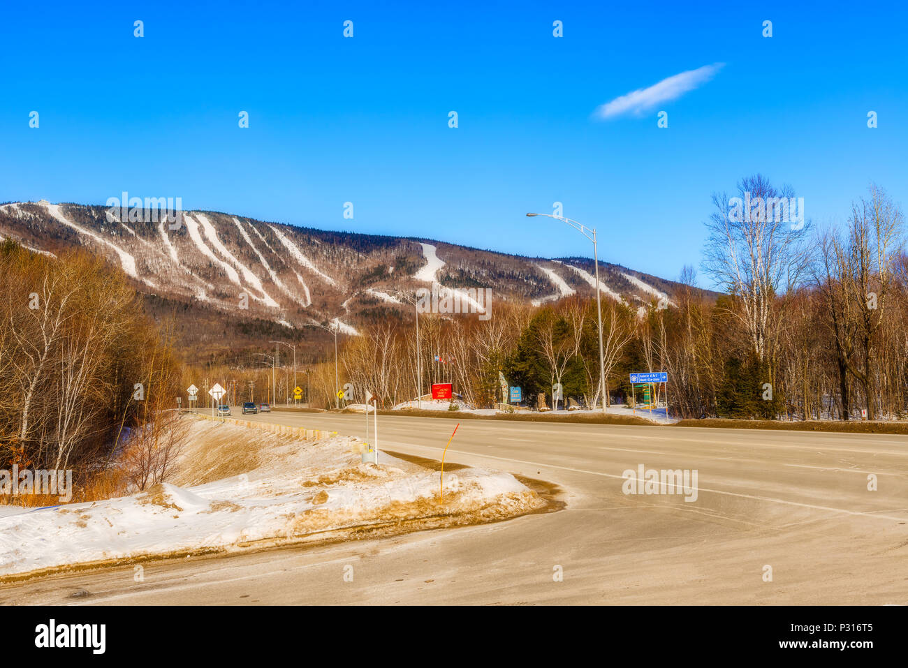 Monte Sainte Anne parte della Biblioteca Laurenziana Highlands, il suo vertice appiattito a 815 m domina la costa nord del San Lorenzo, 40 km a est di qu Foto Stock