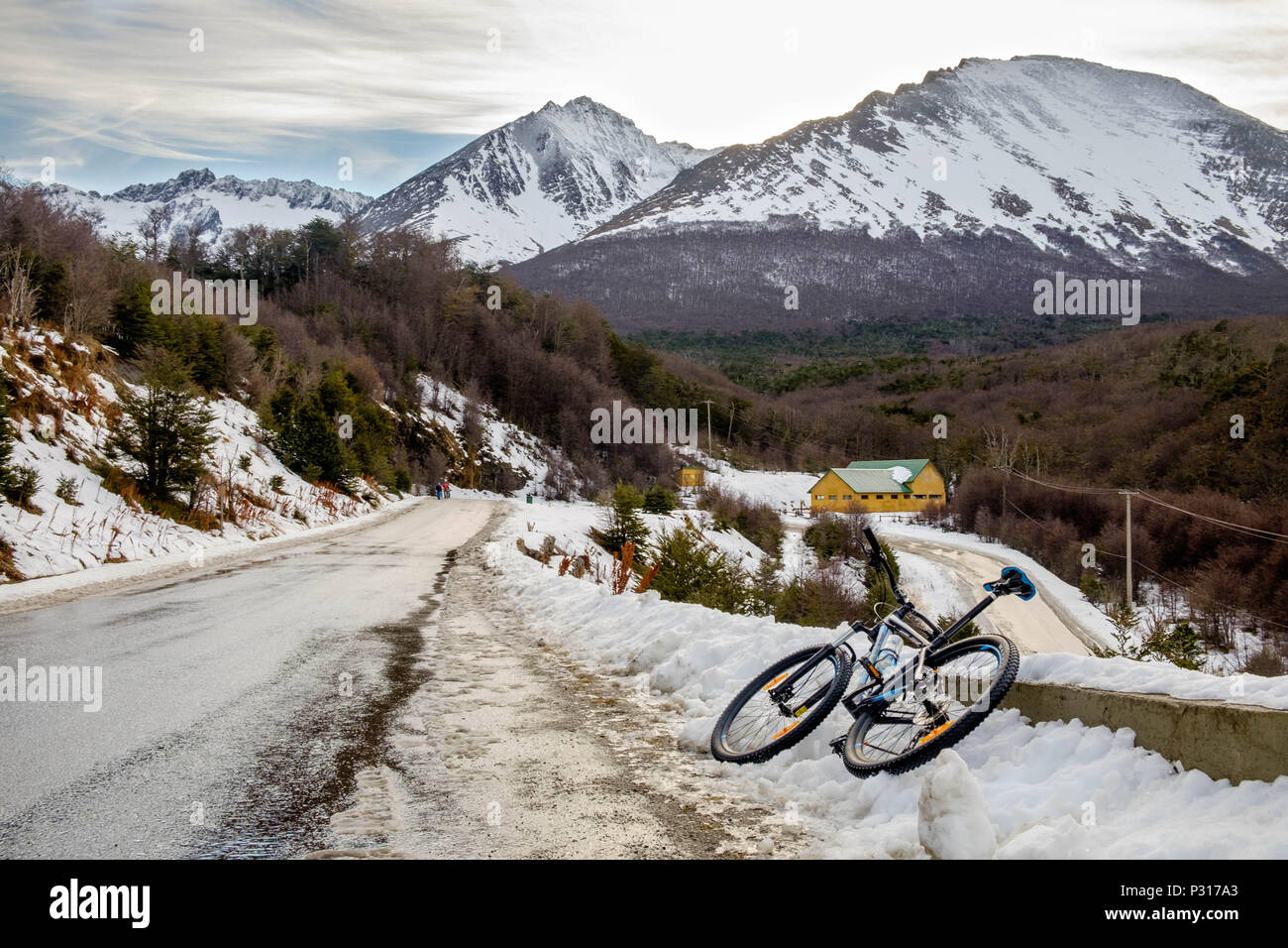 Una mountainbike è appoggiato accanto alla strada tra il Ghiacciaio Marziale e la città di Ushuaia. La neve ha reso la discesa più pericolosa. Foto Stock