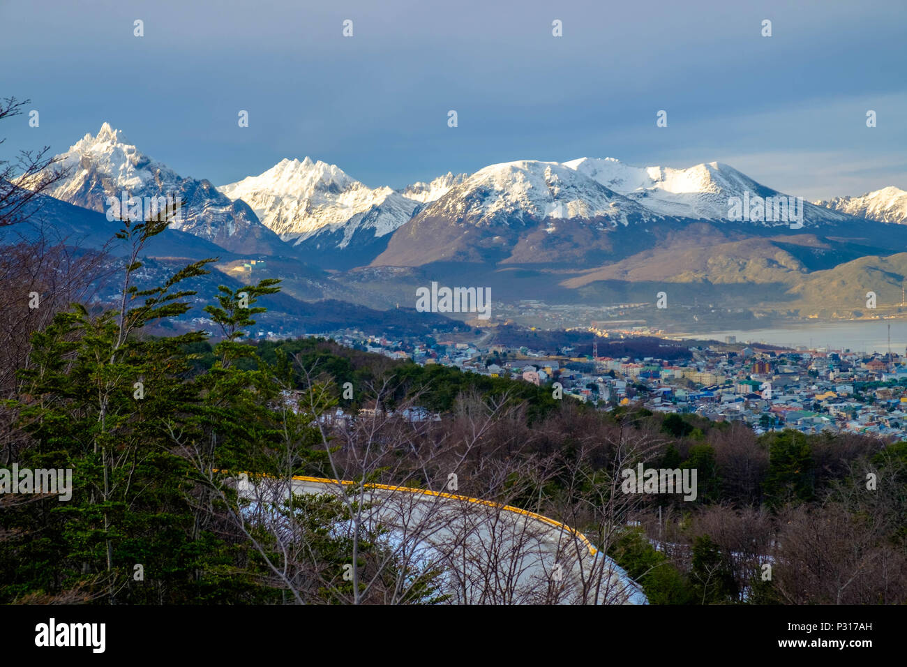 Una strada piena di curve si arrampica sopra Ushuaia al Ghiacciaio Marziale. Dietro la città potrete vedere le montagne come il Monte Olivia e Monte Cinco Hermanos. Foto Stock