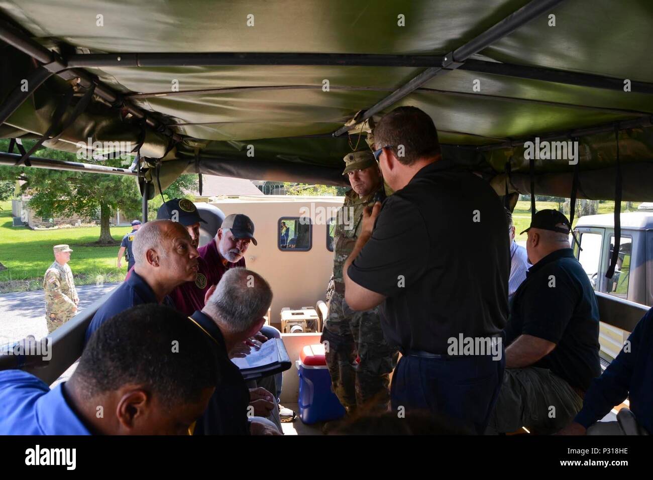 Stati Uniti Esercito Lt. Col. Cameron Magee, comandante della 2° Stormo, 108th reggimento di cavalleria, Louisiana Esercito Nazionale Guardia, e James Leblanc, fire chief di San amante volontario del reparto antincendio, spiegare e mostrare Jeh Johnson, Segretario del Dipartimento per la sicurezza interna, il flood i risultati di risposta sui quartieri di San amante, La., Agosto 18, 2016. Guardie Nazionali sono stati attivati per assistere gli enti locali e le autorità statali a seguito di registrare le inondazioni che hanno colpito la Louisiana, Texas e Arkansas nel 2016. (U.S. Esercito nazionale Guard foto di Sgt. Noshoba Davis) Foto Stock