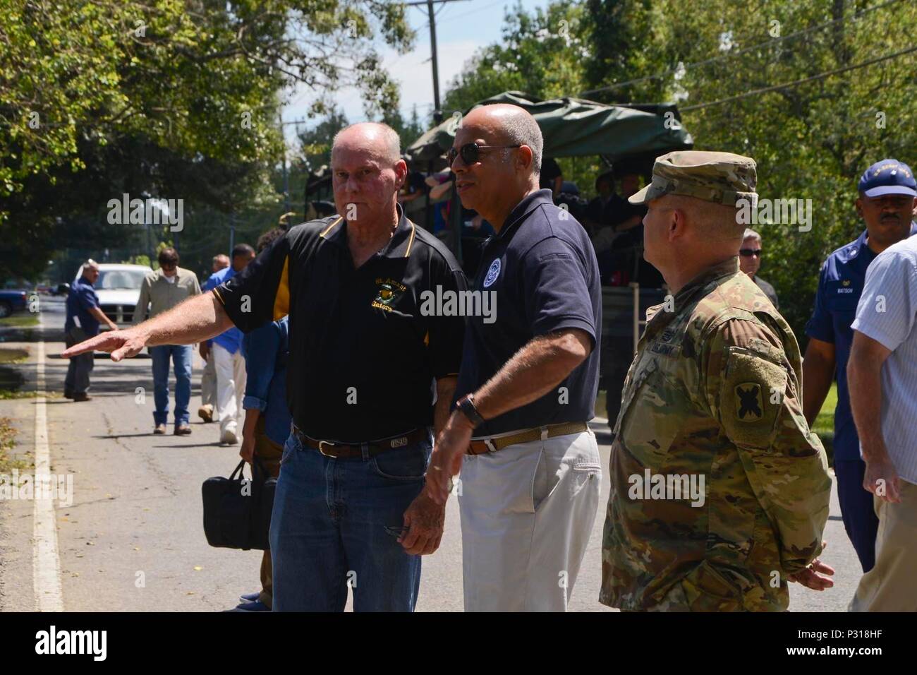 Stati Uniti Esercito Lt. Col. Cameron Magee, comandante dell'esercito della Louisiana National Guard 2° Stormo, 108th reggimento di cavalleria, e James Leblanc, fire chief di San amante volontario del reparto antincendio spiegare e mostrare Jeh Johnson, Segretario del Dipartimento per la sicurezza interna, i risultati sui quartieri di San amante, La., Agosto 18, 2016. Guardie Nazionali sono stati attivati per assistere gli enti locali e le autorità statali a seguito di registrare le inondazioni che hanno colpito la Louisiana,Texas e Arkansas nel 2016. (U.S. Esercito nazionale Guard foto di Sgt. Noshoba Davis) Foto Stock