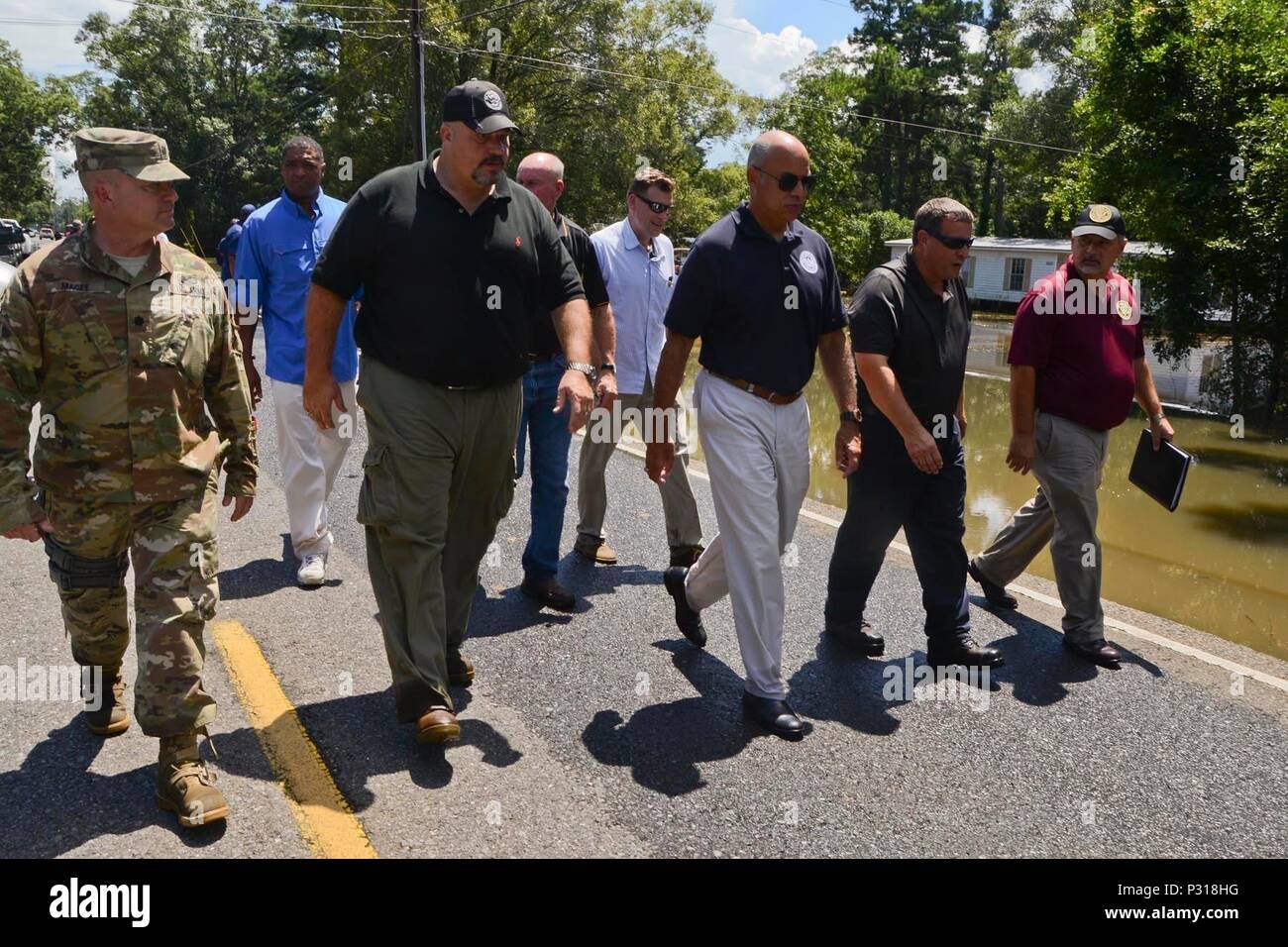 Stati Uniti Esercito Lt. Col. Cameron Magee, comandante della 2° Stormo, 108th reggimento di cavalleria, Louisiana esercito Guardia nazionale, a sinistra e a James Leblanc, fire chief di San amante volontario del reparto antincendio, centro sinistra, spiegare e mostrare Jeh Johnson, Segretario del Dipartimento per la sicurezza interna, centro destra, il flood i risultati di risposta sui quartieri di San amante, La., Agosto 18, 2016. Guardie Nazionali sono stati attivati per assistere gli enti locali e le autorità statali a seguito di registrare le inondazioni che hanno colpito la Louisiana, Texas e Arkansas nel 2016. (U.S. Esercito nazionale Guard foto di Sgt. Noshoba Davis) Foto Stock
