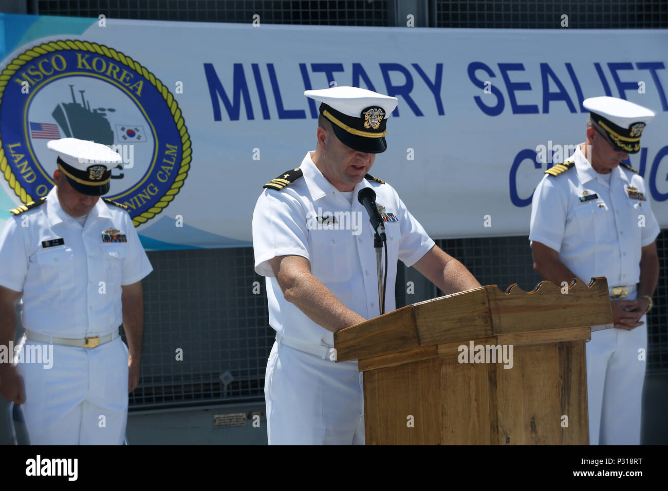 160819-N-IX266-006 Busan, Corea del Sud-Navy Lt. La Cmdr. Glen D. Kitzman, cappellano militare comando Sealift Estremo Oriente, offre l invocazione durante un cambiamento di cerimonia di comando a bordo del grande, medio-veloce roll-on/roll-off nave USNS Soderman (T-AKR 317) al Molo 8, qui, 19 agosto. (U.S. Foto della marina da Grady T. Fontana/rilasciato) Foto Stock