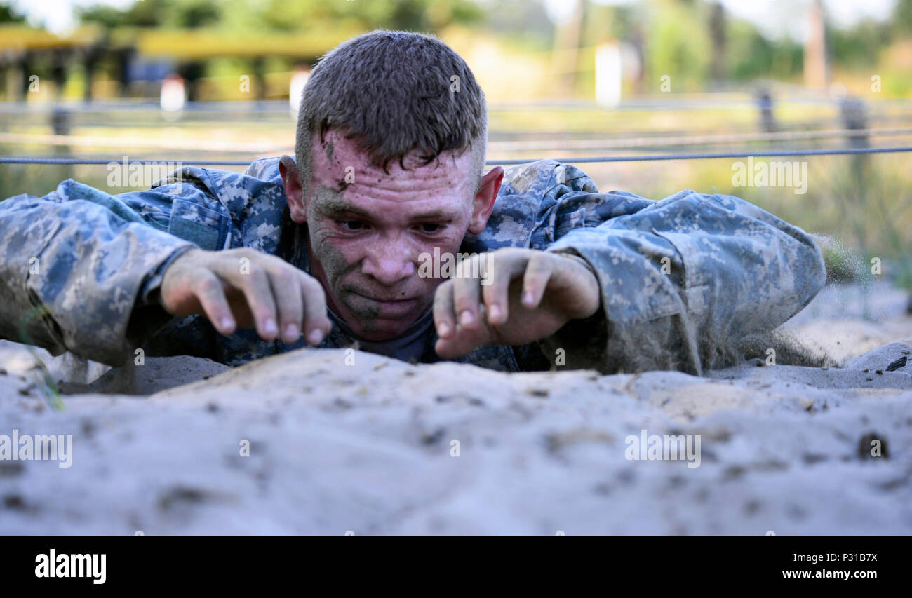 Esercito di Oregon Guardia Nazionale Pvt. Giacobbe Fay, con l'ottantaduesima appoggio tattico Detchment, ottantaduesima brigata comando di truppa, tira se stesso sotto l'ultimo filo di alta-crawl porzione del percorso ad ostacoli a Camp Rilea, 19 agosto in Warrenton, Oregon. I soldati hanno gareggiato in Oregon il guerriero migliore concorrenza a guadagnarsi un posto come il soldato e Sottufficiale (NCO) dell'anno e continuare a rappresentare Oregon nel Regionale guerriero migliore concorrenza prevista per maggio 2017. (Foto di Capt. Leslie Reed, XLI della brigata di fanteria combattere la squadra degli affari pubblici) Foto Stock