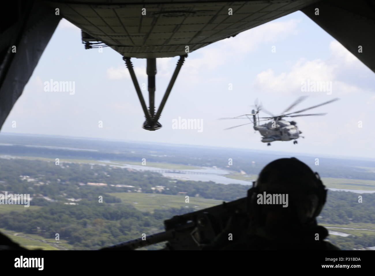 Un Sikorsky CH-53E Super Stallion con Marine pesante attacco elicottero Squadron (HMH) 464 trasporta truppe e una M777 obice a sostegno dell'operazione Arrowhead Thunder a Townsend il bombardamento di gamma si trova nella contea di McIntosh, GA il 18 agosto 2016. Il funzionamento è a sostegno del decimo Marines reggimento di artiglieria da essi condotta J-TAC e formazione di artiglieria. (U.S. Marine Corps photo by Lance Cpl. Jimmy J. Vertus ha/rilasciato) Foto Stock