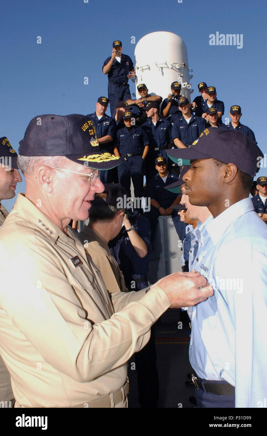 In mare a bordo della USS Port Royal (CG 73) Gen 17, 2002 - durante una cerimonia di premiazione tenutasi a bordo di una nave, Capo di operazioni navali Admiral Vern Clark presenta informazioni tecnico dei sistemi Seaman William Prezzo da Memphis, Tennessee, la superficie arruolato Warfare Specialist designazione e qualifica. Admiral Clark è in visita Foto Stock