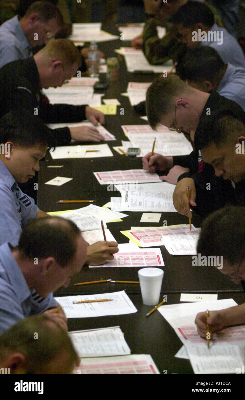 Giappone (GEN. 17, 2002) -- l'esame annuale per la promozione al Chief Petty Officer si è tenuta oggi presso la "trilogia Club' a bordo della Naval Air Facility in Atsugi, Giappone. L'esame conteneva 50 domande aggiuntive rispetto a quelle degli anni precedenti. 100 domande relative allo sviluppo professionale e 100 domande indirizzo leadership militare. Ogni marinaio ha tre ore per completare l'esame. Foto Stock