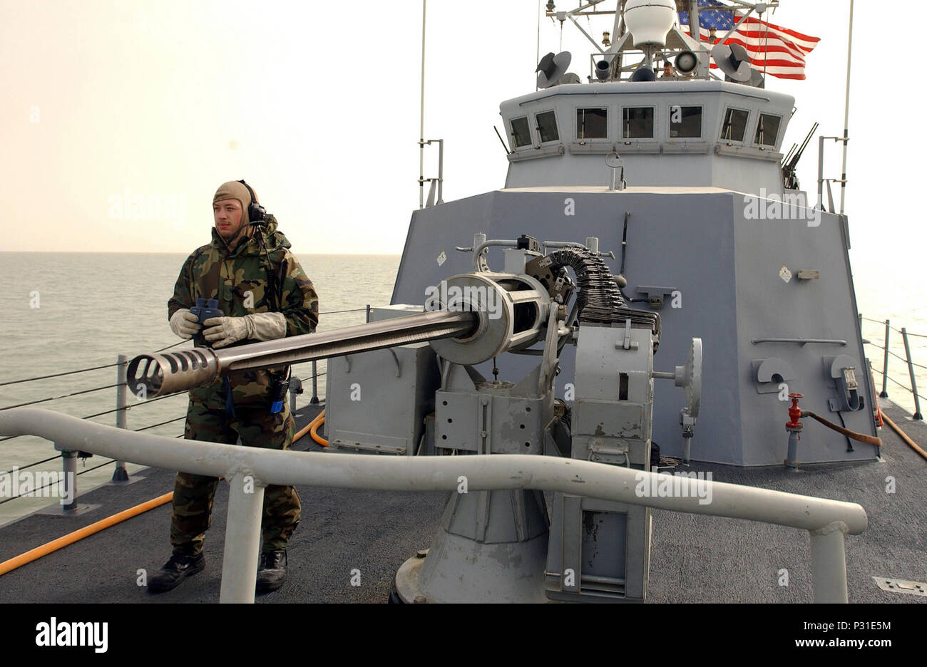 Golfo Arabico (Mar. 21, 2003) -- Engineman 3° di classe Edward Bessette scansiona l'orizzonte per i contatti e i potenziali aggressori da a bordo della classe ciclone imbarcazione di pattuglia, USS Chinook (PC 9). La Chinook è condurre missioni a sostegno dell'Operazione Iraqi Freedom, multi-nazionali della Coalizione sforzo per liberare il popolo iracheno, eliminare in Iraq le armi di distruzione di massa e la fine del regime di Saddam Hussein. Foto Stock