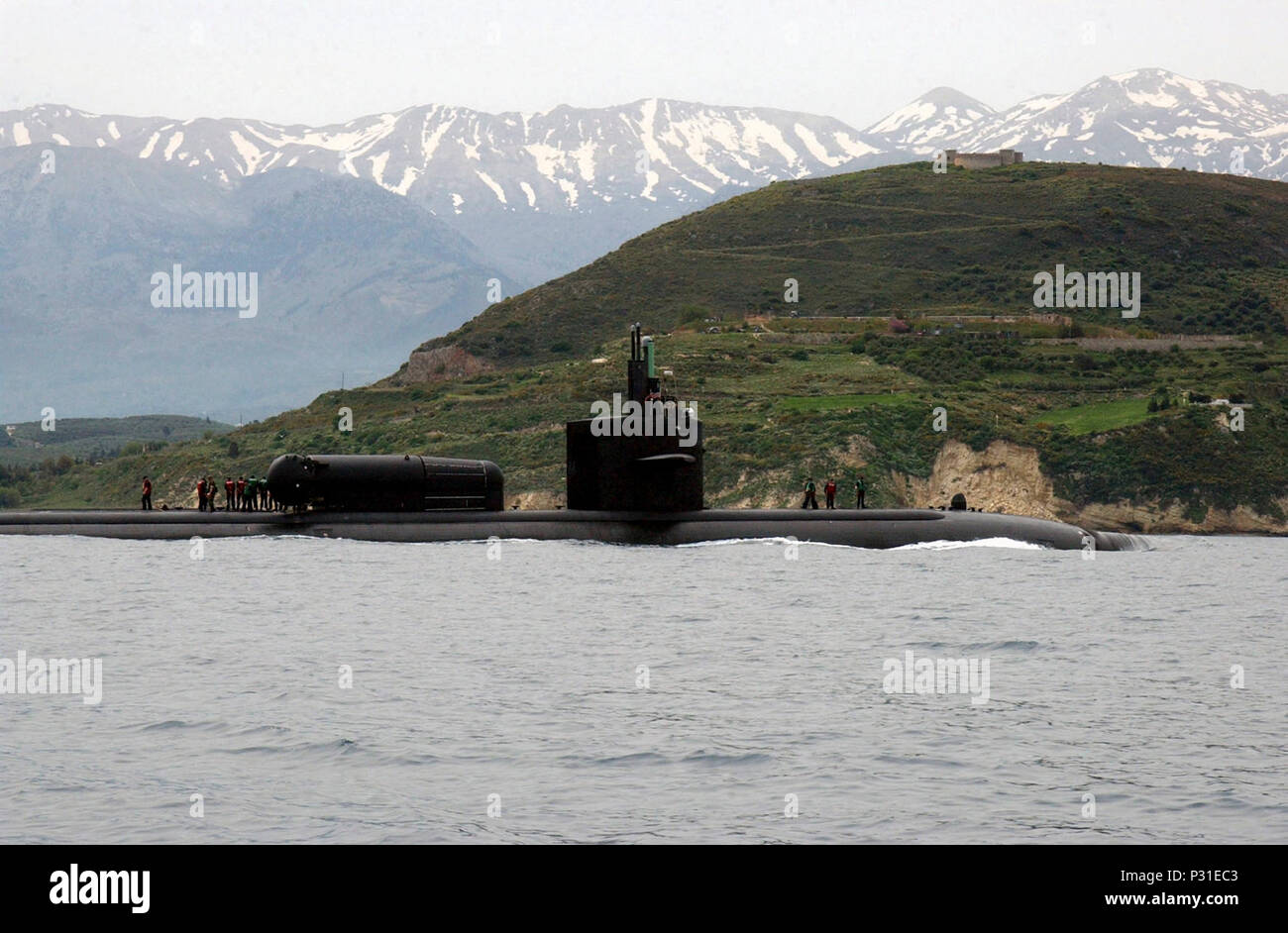 Bay, Creta, Grecia (apr. 12, 2004) - Los Angeles-class attack submarine USS Dallas (SSN 700) arriva in Souda Bay's Harbour per una breve visita della porta. Commissionato nel 1981, Dallas è la prima di Los Angeles-sottomarino di classe ad avere un secco Rifugio Ponte (DDS), mostrato sul sommergibile indietro. Deck a secco rifugi forniscono appositamente configurato sottomarini a propulsione nucleare con una maggiore capacità di distribuzione di forze per le operazioni speciali (SOF). DDSs può trasportare, distribuire e recuperare SOF squadre da combattimento razzia di gomma Artigianato (CRRCs) o la tenuta di veicoli di consegna (SDVs), tutti pur rimanendo sommersa. In un epoca o Foto Stock