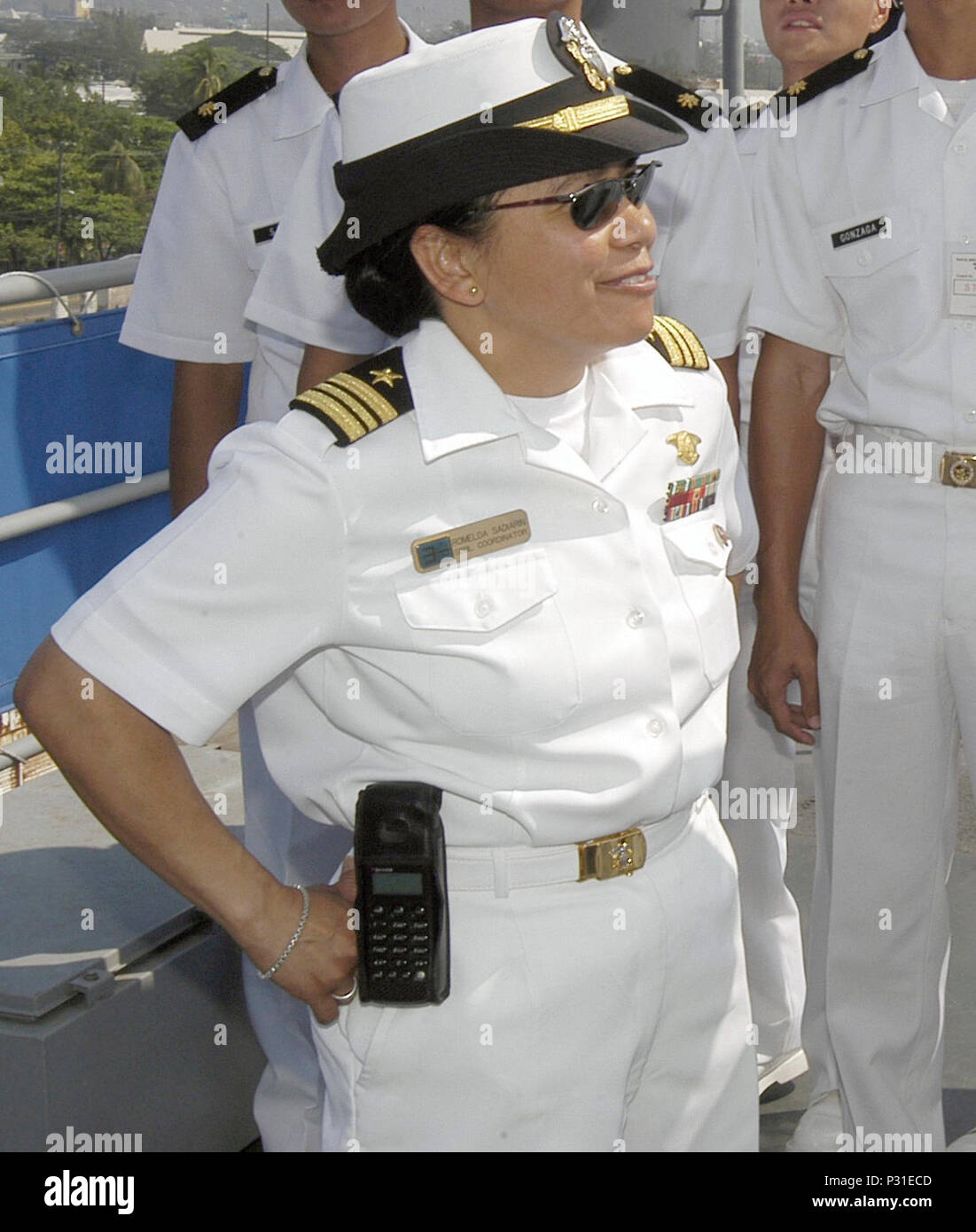 Bay, Repubblica delle Filippine (apr. 24, 2004) - Lt. La Cmdr. Romelda Sadiarin dà un tour di USS Coronado (AGF 11) agli studenti dalla Marina militare filippino navale dell istruzione e della formazione il comando. Il Coronado è arrivata per una porta programmata visita. La porta visita conferisce il più di 450 marinai, civili i marittimi e la settima flotta dei membri del personale imbarcato a bordo di Coronado la possibilità di sperimentare la cultura unica delle Filippine, passeggiata, e di partecipare a progetti di servizio comunitario. La nave è di servire come il comando temporaneo della nave per Foto Stock