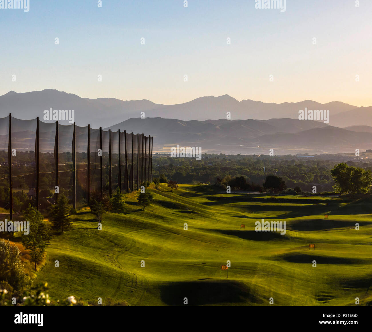 Campo da golf in Utah Valley con le montagne sullo sfondo Foto Stock