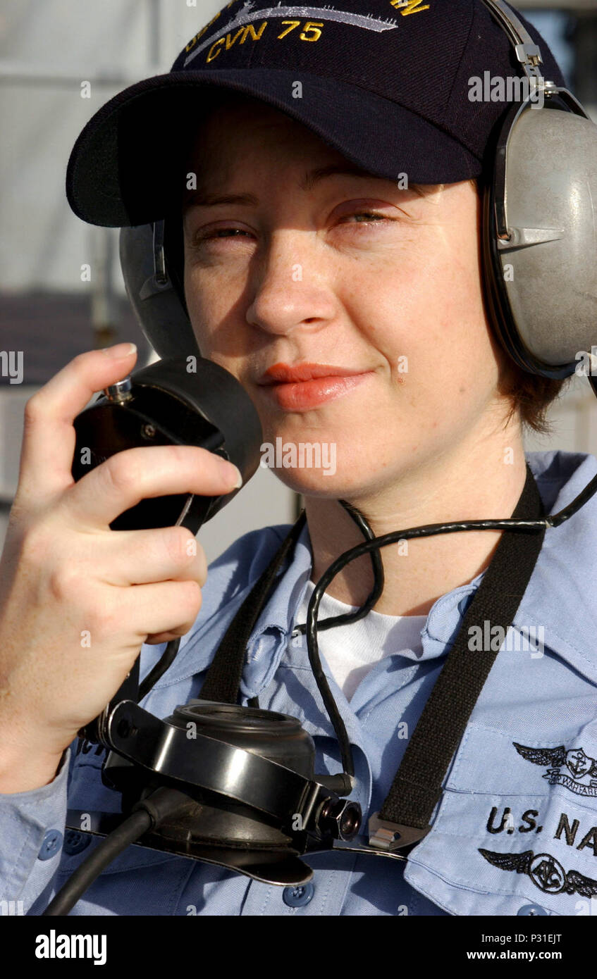 Mare (nov. 11, 2004) - Aviazione anti-guerra sottomarina operatore 2a classe Michelle McKinley sta guardare sul ponte del segnale a bordo della classe Nimitz portaerei USS Harry Truman (CVN 75), in quanto la nave transiti attraverso il canale di Suez. Il vettore di Truman Strike gruppo e la sua avviato Carrier aria Wing tre (CVW-3) è su un periodo di sei mesi la distribuzione a sostegno della guerra globale al terrorismo. Foto Stock