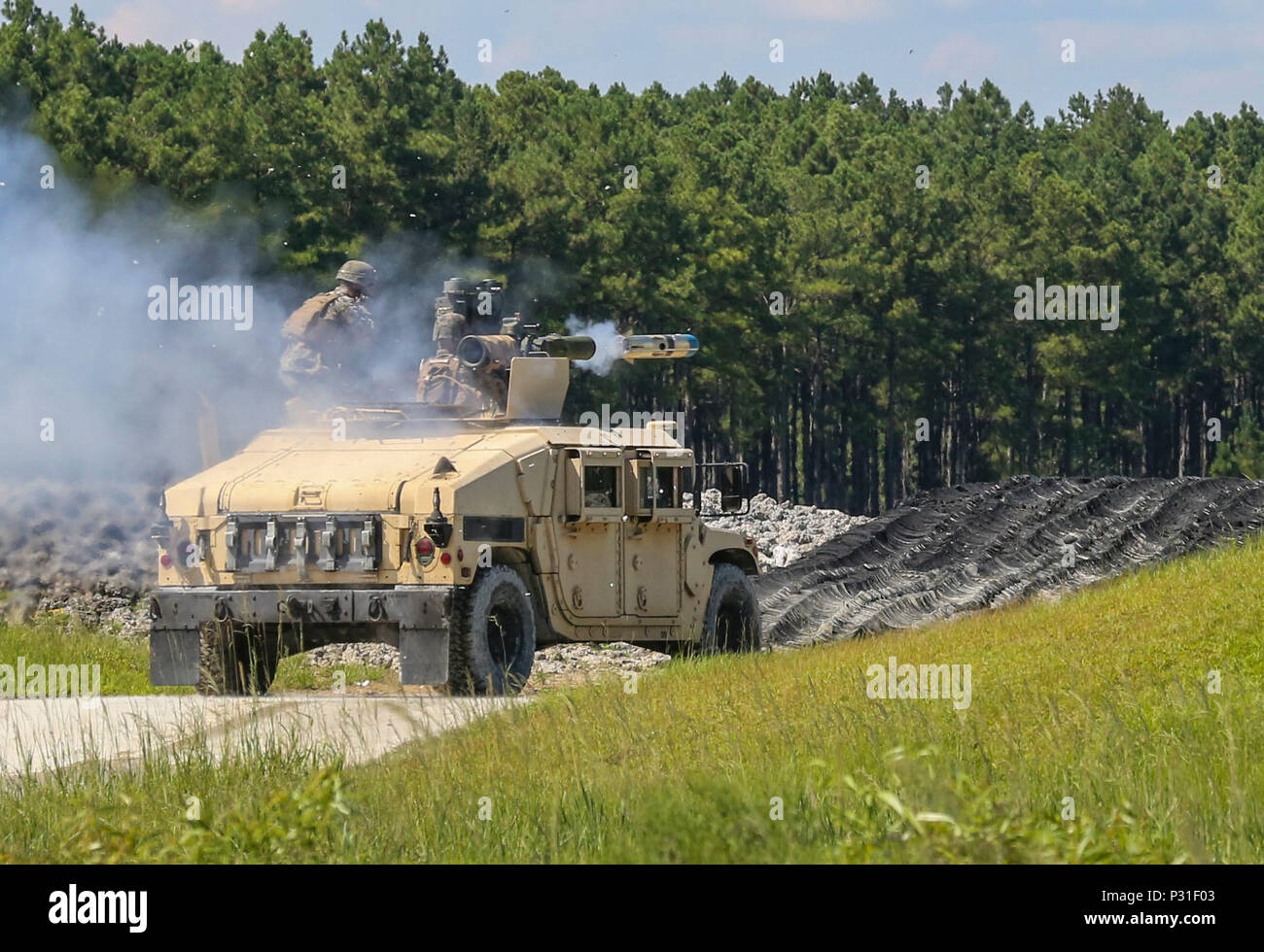 Marines con 3° Battaglione, 6° Reggimento Marine Fire un tubo-lanciato, otticamente inseguito, filo guidate (traino) missile durante una battaglia trapanare su Camp Lejeune, N.C., Agosto 23, 2016. I marines eseguito le esercitazioni utilizzando la M41A4 Saber Sistema per missile, che può essere efficace fino a 4.000 metri. (U.S. Marine Corps Photo by Lance Cpl. Jon Sosner) Foto Stock