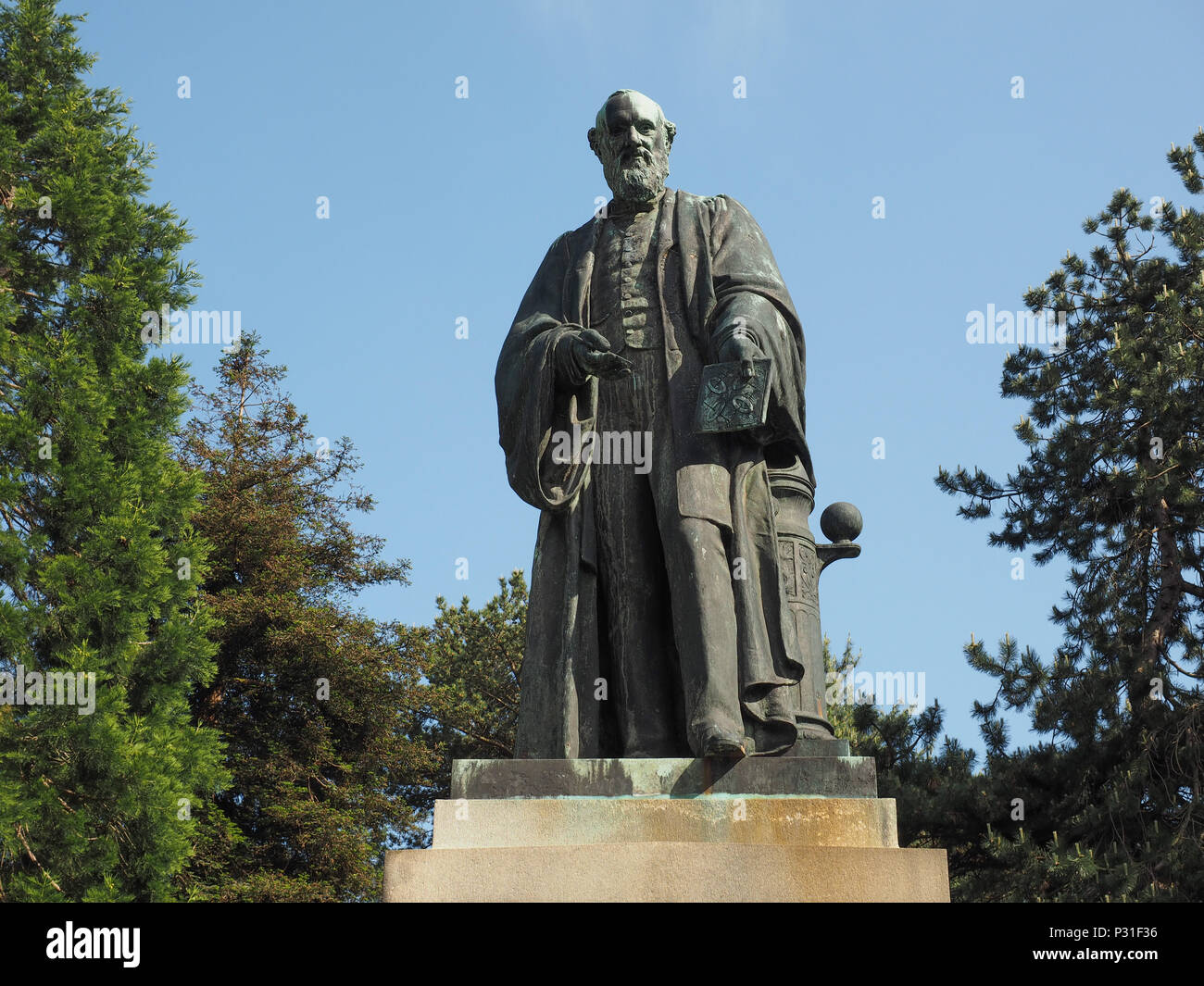 BELFAST, Regno Unito - circa giugno 2018: Lord Kelvin statua nel Giardino Botanico Foto Stock