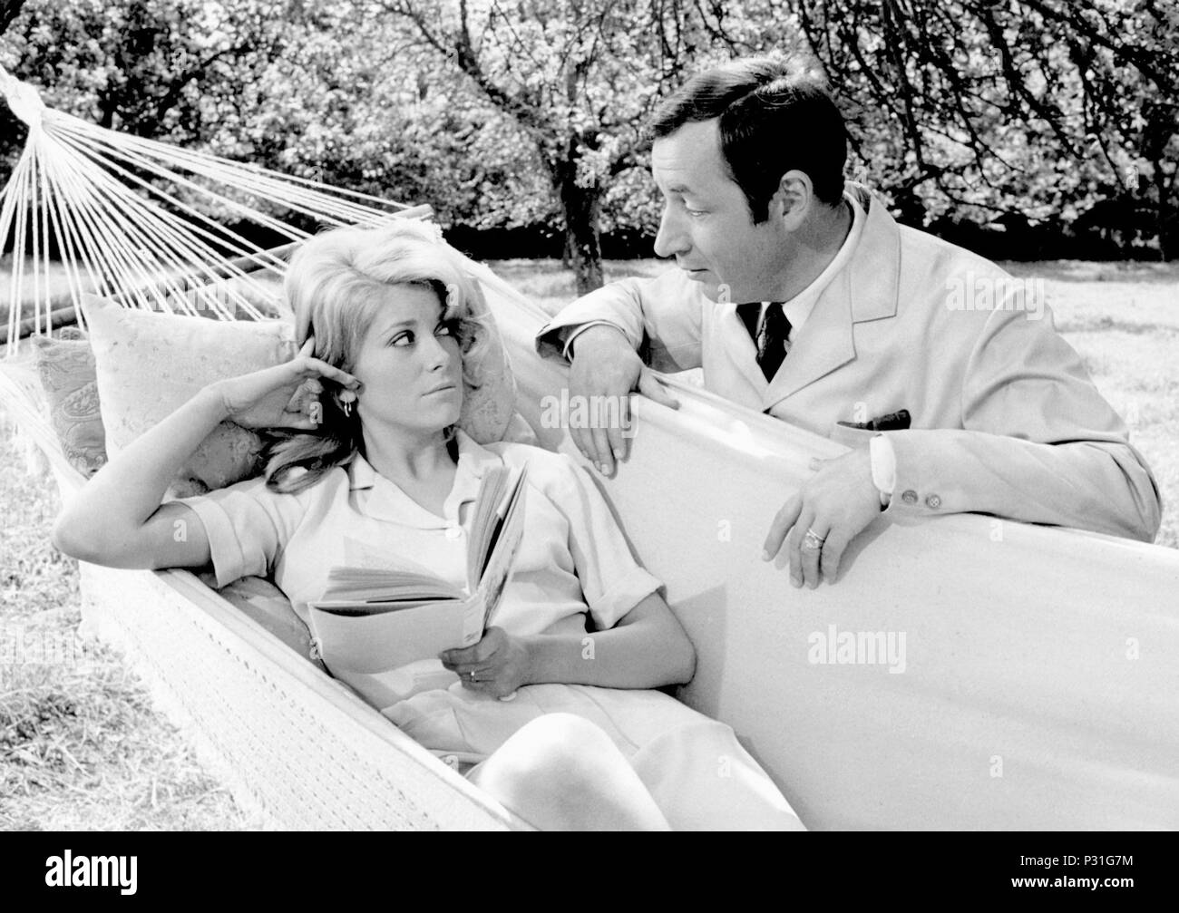 Pellicola originale titolo: LA VIE DE CHATEAU. Titolo italiano: UNA QUESTIONE DI RESISTENZA. Regista: JEAN-PAUL RAPPENEAU. Anno: 1966. Stelle: Catherine Deneuve; Philippe Noiret. Credito: ANCINEX / Album Foto Stock