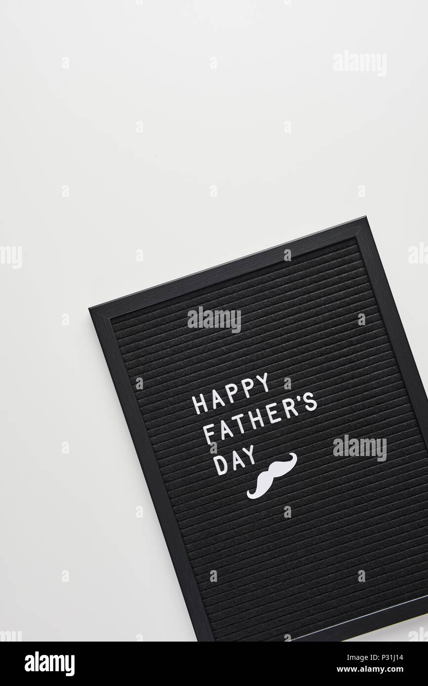 Letterboard nero bianco con lettere in plastica con citazione felice Festa del Papà, su sfondo bianco. Foto Stock