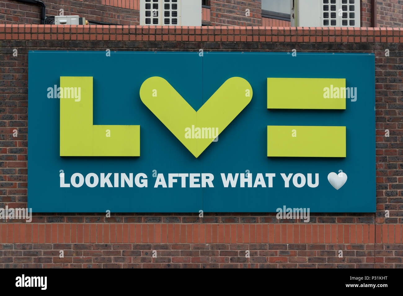 Segnaletica per il Liverpool Victoria (LV) società di servizi finanziari al di fuori dell'impresa di costruzione in Bournemouth. Foto Stock