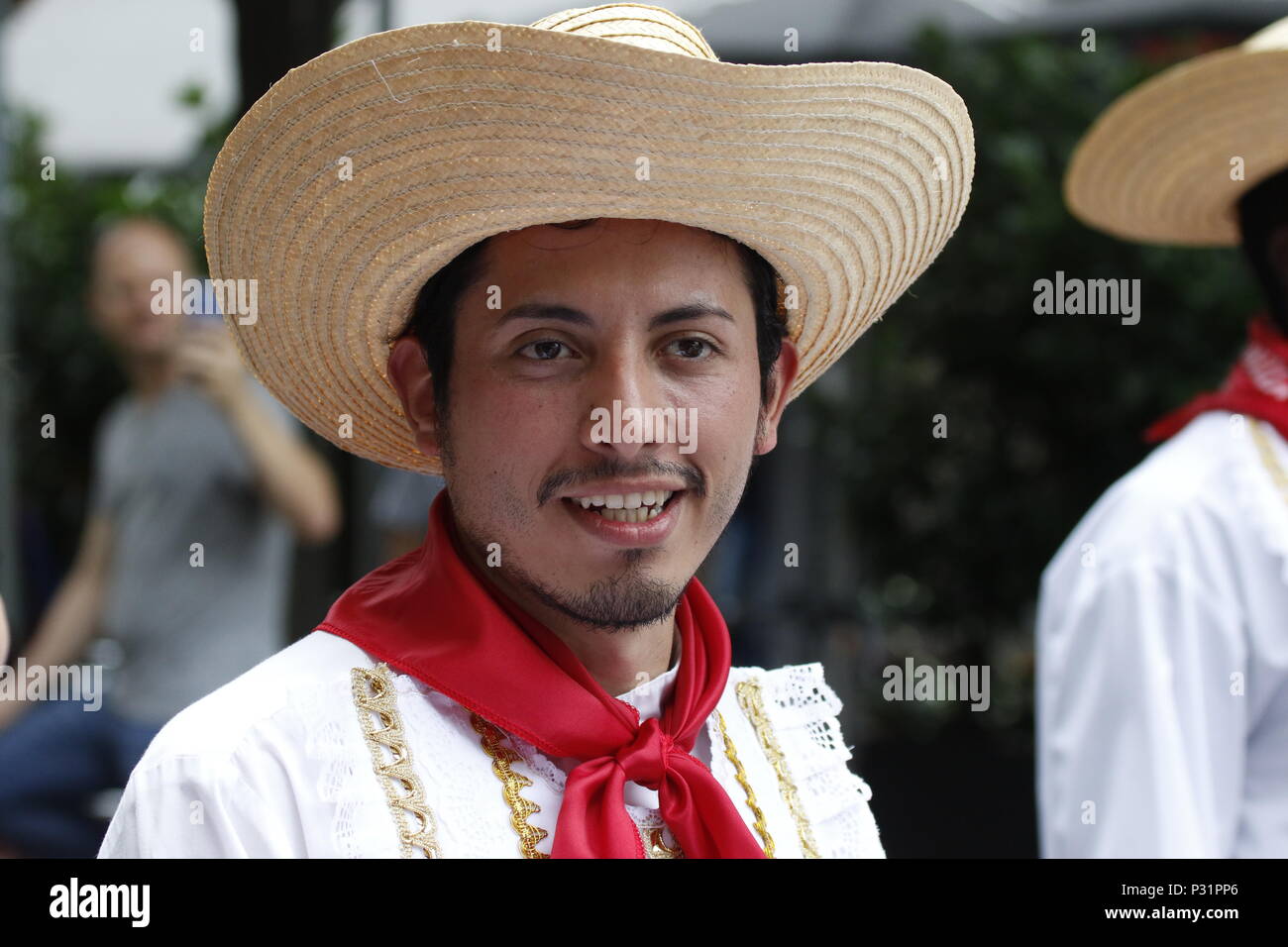 Francoforte, Germania. 16 Giugno, 2018. Un colombiano l'uomo partecipa alla sfilata indossando un abito tradizionale. Migliaia di persone hanno partecipato e guardato il 2018 Parade der Kulturen (sfilata di culture), organizzata dalla Frankfurter Jugendring (Francoforte la gioventù del Consiglio). La sfilata con partecipanti provenienti da oltre 40 diversi gruppi di expat e organizzazioni culturali che ha presentato la diversità culturale di Francoforte. Credito: Michael Debets/Pacific Press/Alamy Live News Foto Stock