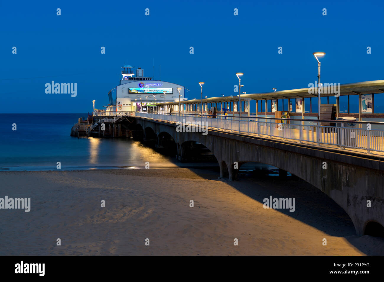 Bournemouth Pier di notte con un cielo blu chiaro Foto Stock