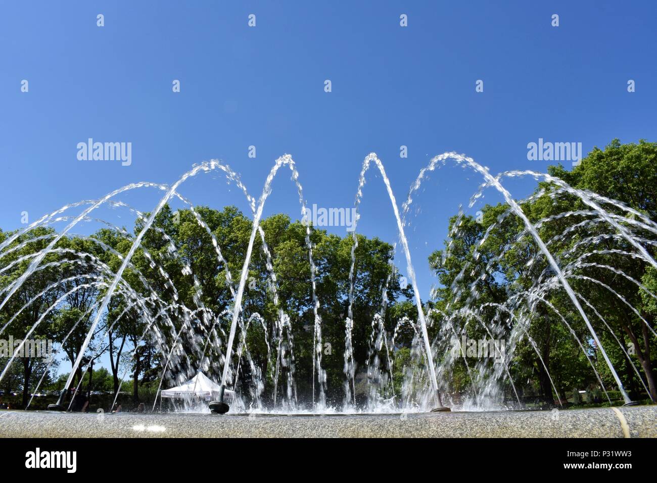 Fontana situata di fronte al legislatore di Edmonton edificio Foto Stock