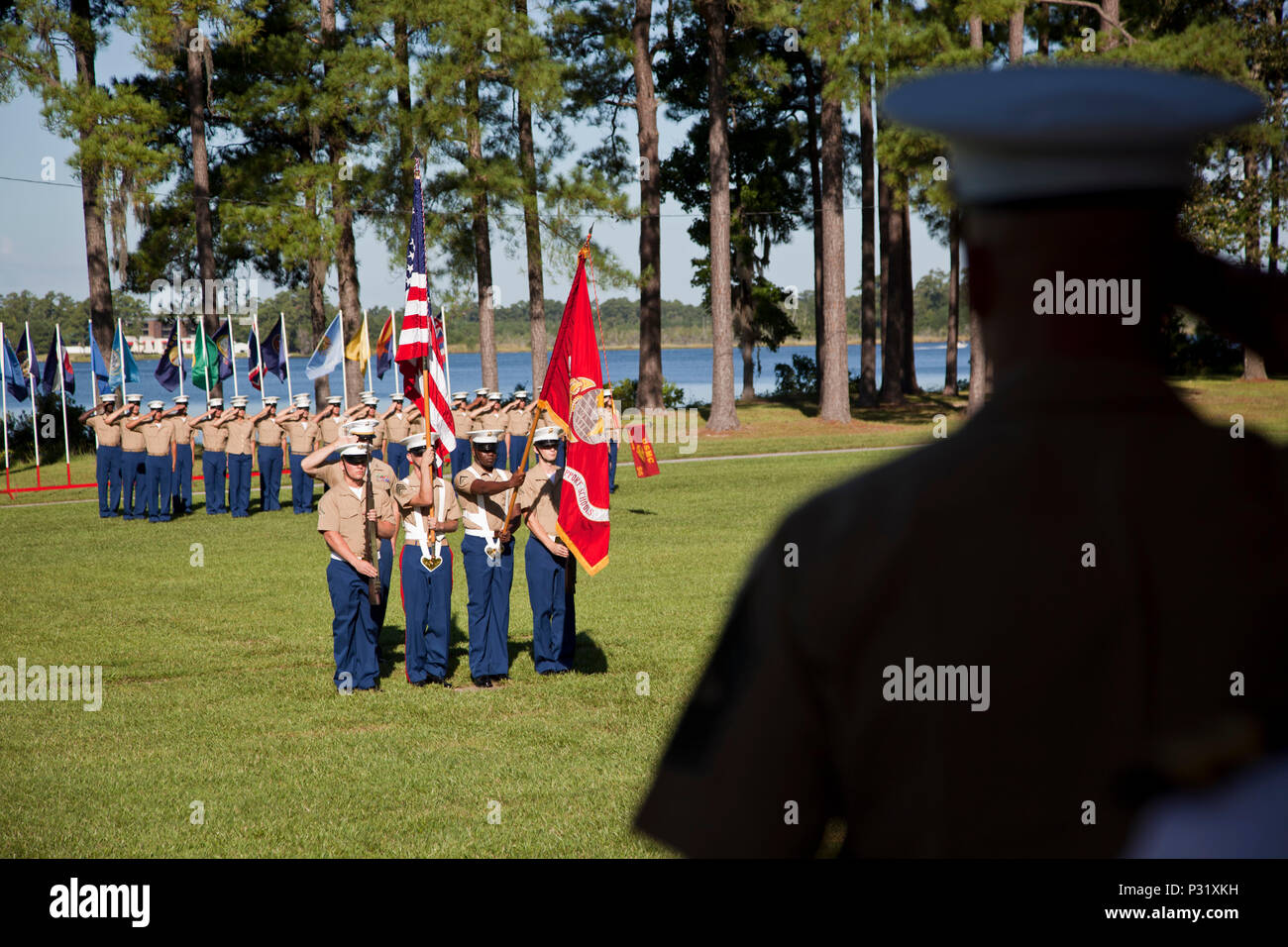 Stati Uniti Marines rendere un omaggio alla riproduzione dell'inno nazionale durante il punto di Montford Marines' giorno cerimonia di premiazione che si terrà a Camp Johnson, N.C., 25 agosto 2016. La cerimonia annuale si è tenuta a bordo di Camp Johnson per celebrare l'eredità dell'originale punto di Montford Marines e l'impatto che ha avuto sul Marine Corps il passato e il presente. (U.S. Marine Corps photo by Lance Cpl. Jose Villalobosrocha) Foto Stock