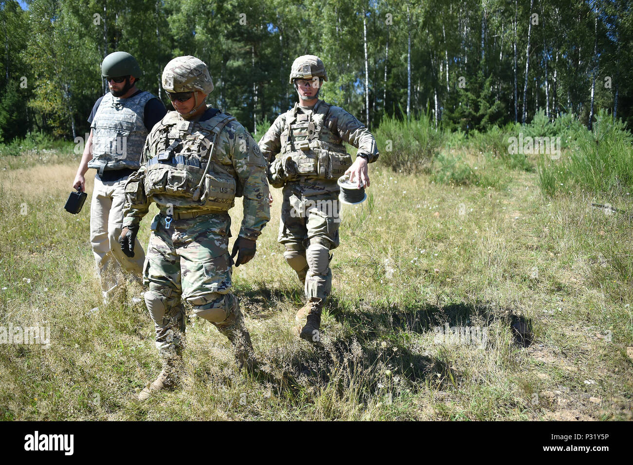 Soldati statunitensi del Regimental Engineer Squadron, 2d Cavalry Regiment, conducono un'esercitazione di fuoco sotto controllo con la Selectable Lightweight Attack Munition (SLAM) presso l'area di addestramento di Grafenwoehr, Germania, il 25 agosto 2016. La SLAM è una munizione multiuso, munizione manuale, in grado di attrarre veicoli leggermente corazzati, aeromobili fissi e siti di stoccaggio del petrolio in tutte le condizioni meteorologiche e durante il giorno e la notte. Le munizioni sono dotate di diverse modalità di attacco, tra cui attacco dal basso, attacco laterale, demolizione a tempo e detonazione avviata dall'operatore. Foto Stock