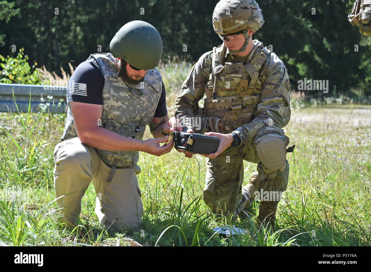 Soldati statunitensi assegnati al Regimental Engineer Squadron, 2d Cavalry Regiment, conducono un'esercitazione di fuoco sotto controllo con la Selectable Lightweight Attack Munition (SLAM) presso Grafenwoehr Training area, Germania, il 25 agosto 2016. La SLAM è una munizione multiuso portatile, munita a mano, in grado di sconfiggere veicoli leggermente corazzati, aerei fissi e siti di stoccaggio del petrolio in condizioni diurne o notturne. Dispone di diverse modalità operative, tra cui attacco dal basso, attacco laterale, demolizione temporizzata e detonazione avviata dall'operatore. Foto Stock