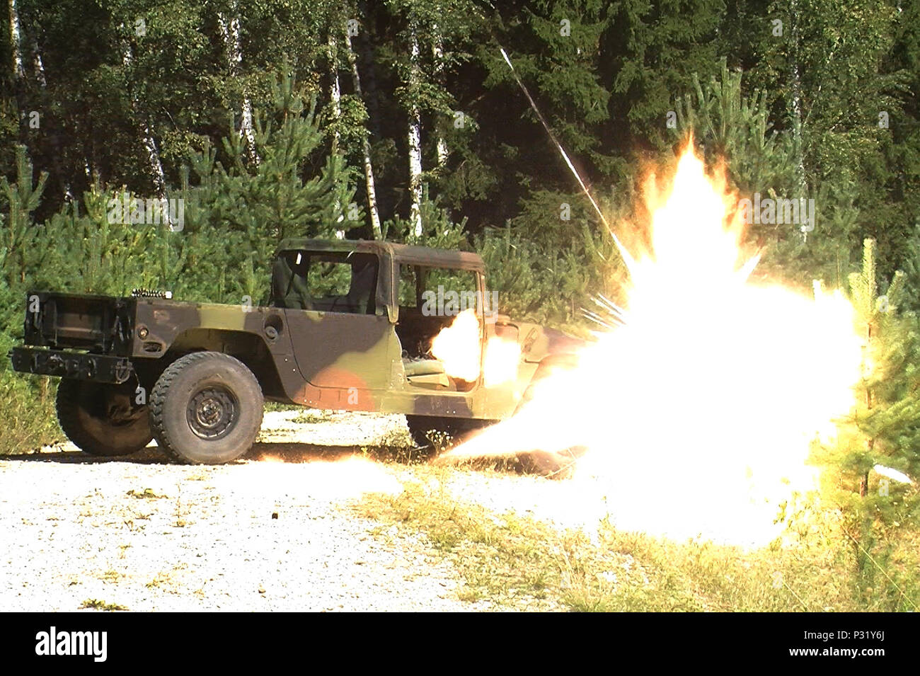 Durante un'esercitazione di fuoco dal vivo presso la Grafenwoehr Training area, in Germania, il 25 agosto 2016, una Selectable Lightweight Attack Munition (SLAM) esplode contro un bersaglio. La SLAM è una munizione portatile, munita a mano e multiuso progettata per l'impiego su veicoli leggermente corazzati, aerei fissi e siti di stoccaggio del petrolio. È in grado di eseguire operazioni diurne e notturne in tutte le condizioni meteorologiche e dispone di quattro modalità: Attacco dal basso, attacco laterale, demolizione temporizzata e detonazione avviata dall'operatore, utilizzando una testata Penetrator formata in modo esplosivo per sconfiggere con precisione i bersagli. Foto Stock