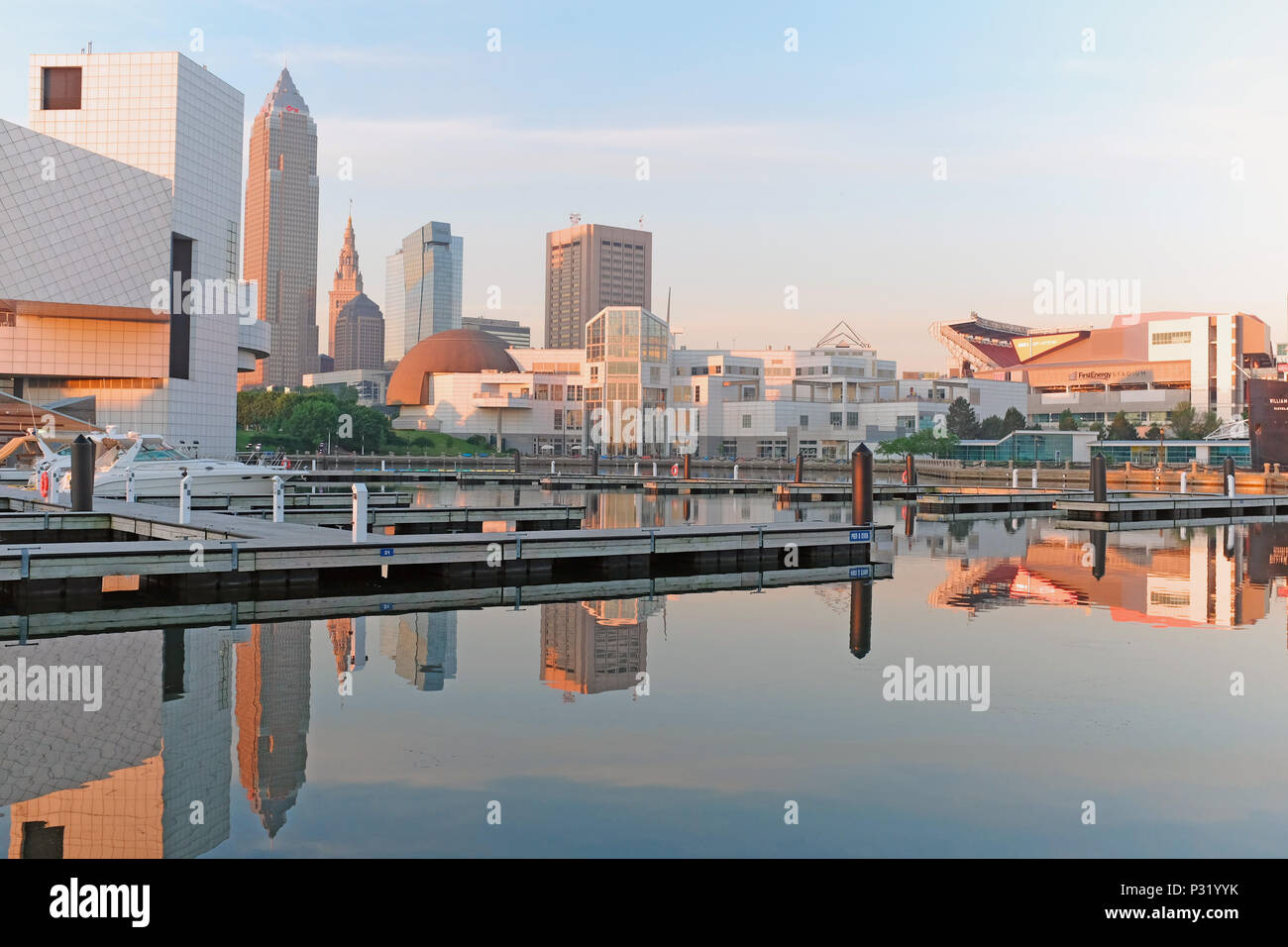 Cleveland Ohio Northcoast Harbour che riflette lo skyline del centro cittadino in un inizio di giugno 2018 mattina. Foto Stock