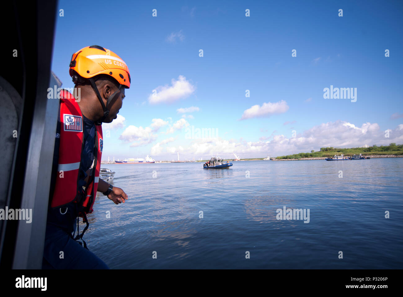 Chief Warrant Officer Charles Varnado, funzionario di applicazione al settore Houston Galveston, aiuta a dirigere Maritime operazioni tattiche di membri del gruppo a bordo di Harris dello sceriffo della contea di barche per la loro posizione per il recipiente di formazione di imbarco in Houston Ship Channel, Agosto 23, 2016. Il MTOG è una larga scala di applicazione della legge uno sforzo di coordinamento per il Texas del sud-est e sud-ovest della Luisiana che riunisce federali, statali e degli enti locali per promuovere la formazione incrociata e miglioramento delle comunicazioni interoperabili. Stati Uniti Coast Guard foto di Sottufficiali di terza classe Dustin R. Williams Foto Stock