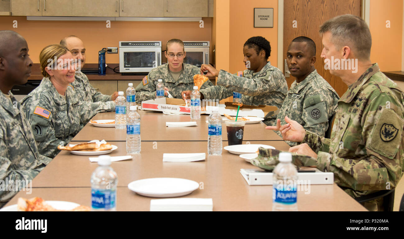 Lt. Gen. Daniel R. Hokanson, il vice comandante, U.S. Comando Nord, e vice comandante, U.S. Elemento, North American Aerospace Defense Command presso la Base Aerea Peterson, Colo., parla con New York Esercito Nazionale soldati di guardia dal 53d comando di truppa a Camp Smith Sito di formazione in Cortlandt Manor, NY, Agosto 26, 2016. I soldati hanno avuto la possibilità di parlare apertamente con il Tenente Gen. circa lo stato attuale della Guardia Nazionale. (U.S. Esercito nazionale Guard foto di Sgt. Michael Davis) Foto Stock