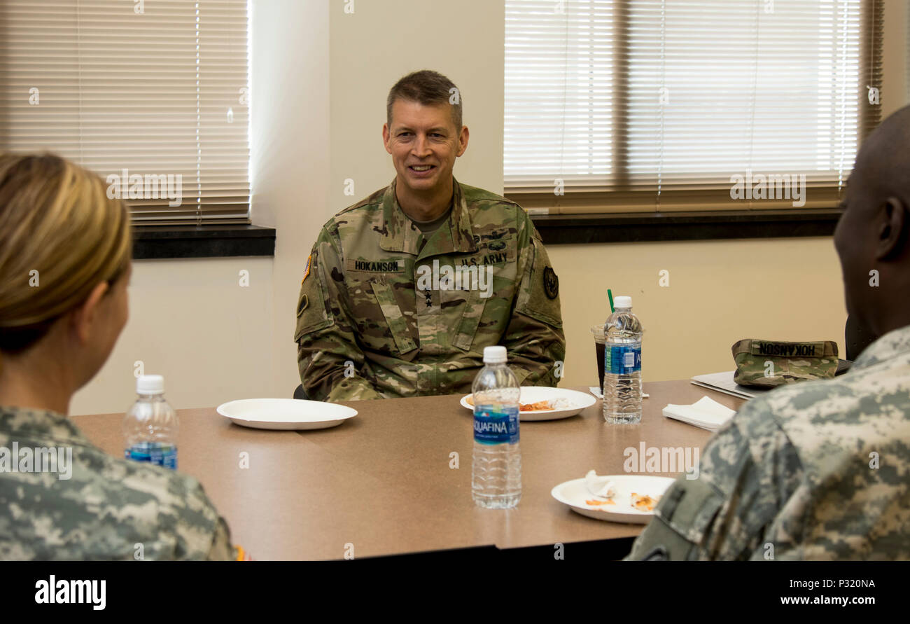 Lt. Gen. Daniel R. Hokanson, il vice comandante, U.S. Comando Nord, e vice comandante, U.S. Elemento, North American Aerospace Defense Command presso la Base Aerea Peterson, Colo., parla con New York Esercito Nazionale soldati di guardia dal 53d comando di truppa a Camp Smith Sito di formazione in Cortlandt Manor, NY, Agosto 26, 2016. I soldati hanno avuto la possibilità di parlare apertamente con il Tenente Gen. circa lo stato attuale della Guardia Nazionale. (U.S. Esercito nazionale Guard foto di Sgt. Michael Davis) Foto Stock