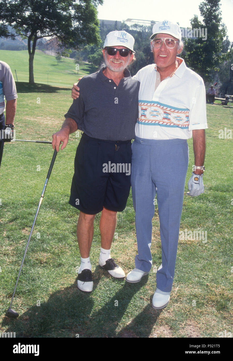 BURBANK, CA - 14 ottobre: (L-R) cantanti Willie Nelson e Carl Perkins frequentare Willie Nelson Torneo di Golf su ottobre 14, 1991 a Burbank, in California. Foto di Barry re/Alamy Stock Photo Foto Stock