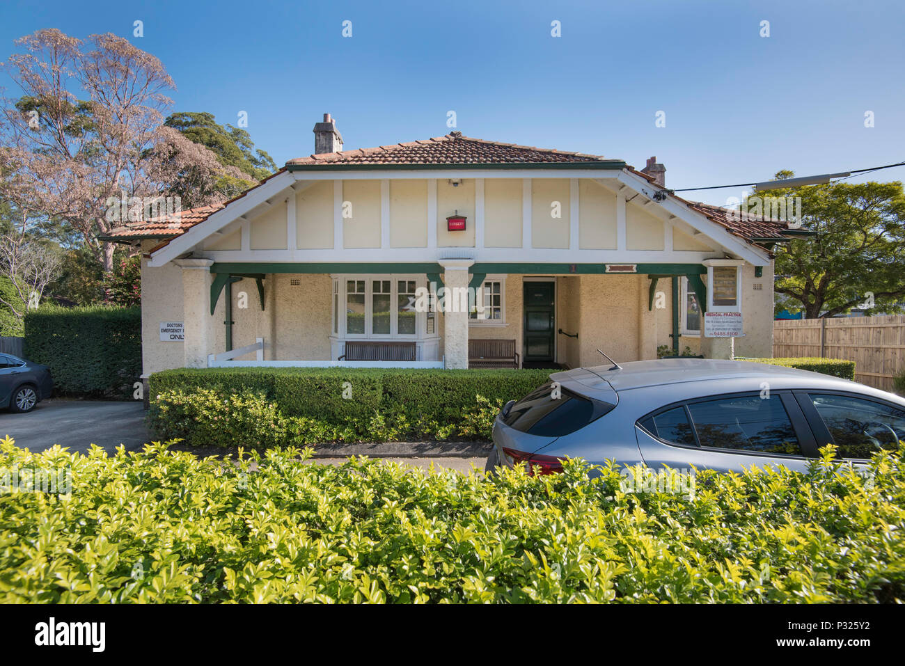 Un bungalow californiano a Turramurra, Sydney Australia, con veranda classica aperta, fronte a timpano e finiture in stucco, ora convertito in un ambulatorio medico Foto Stock