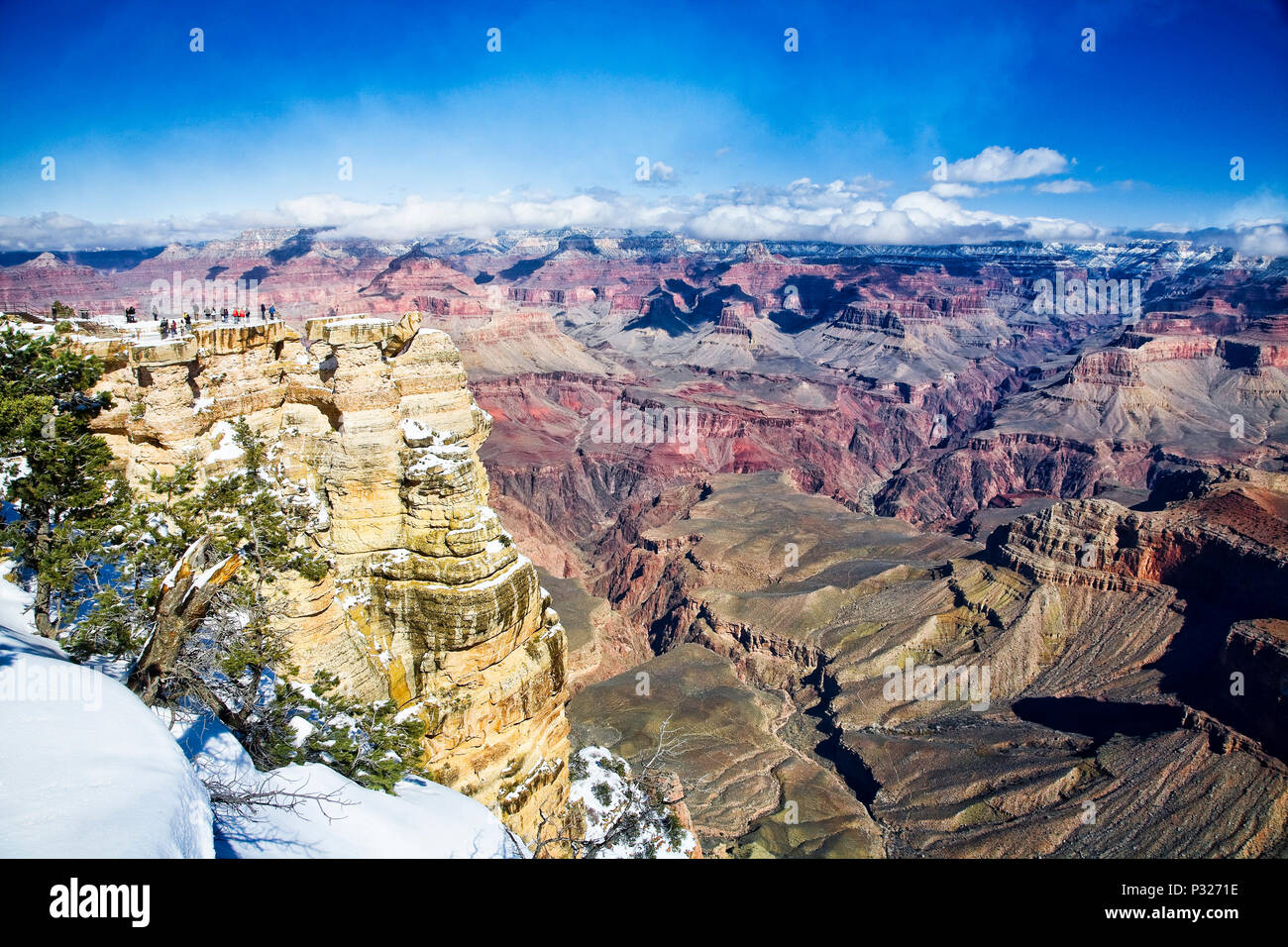 I turisti prendono a bordo sud vista del Parco Nazionale del Grand Canyon da Mather Point, Arizona. Foto Stock