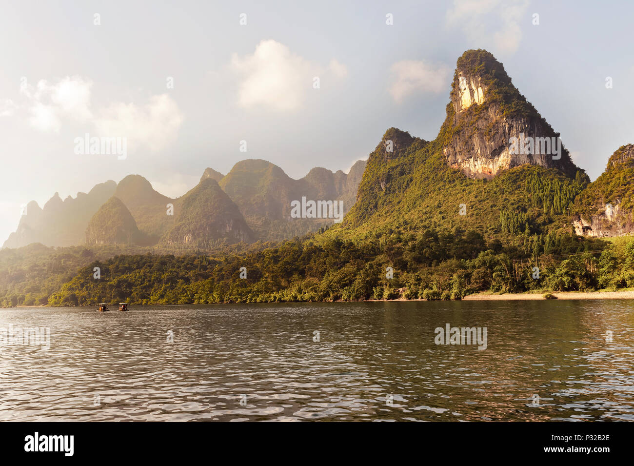 Barche sul fiume Li vicino a Yangshuo, provincia di Guangxi, Cina. Pittoresche montagne carsiche lungo il fiume. Foto Stock