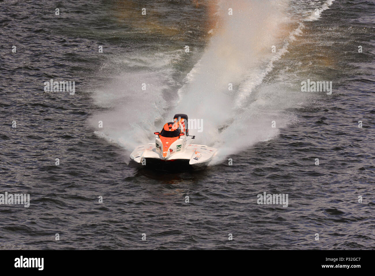 Royal Victoria Dock, Londra, Regno Unito, 17 giugno 2018. Marit Stromoy (né, Emirates Racing) racing durante la qualifica alla UIM F1H2O campionato del mondo, Royal Victoria Dock, Londra, Regno Unito alla UIM F1H2O Campionato del Mondo è una serie di international Corse Powerboat eventi, dotate di monoposto, racchiuso il cockpit, catamarani che gara attorno ad un circuito di costiera di circa 2km a velocità fino a 136km/h/220km/h. Credito: Michael Preston/Alamy Live News Foto Stock