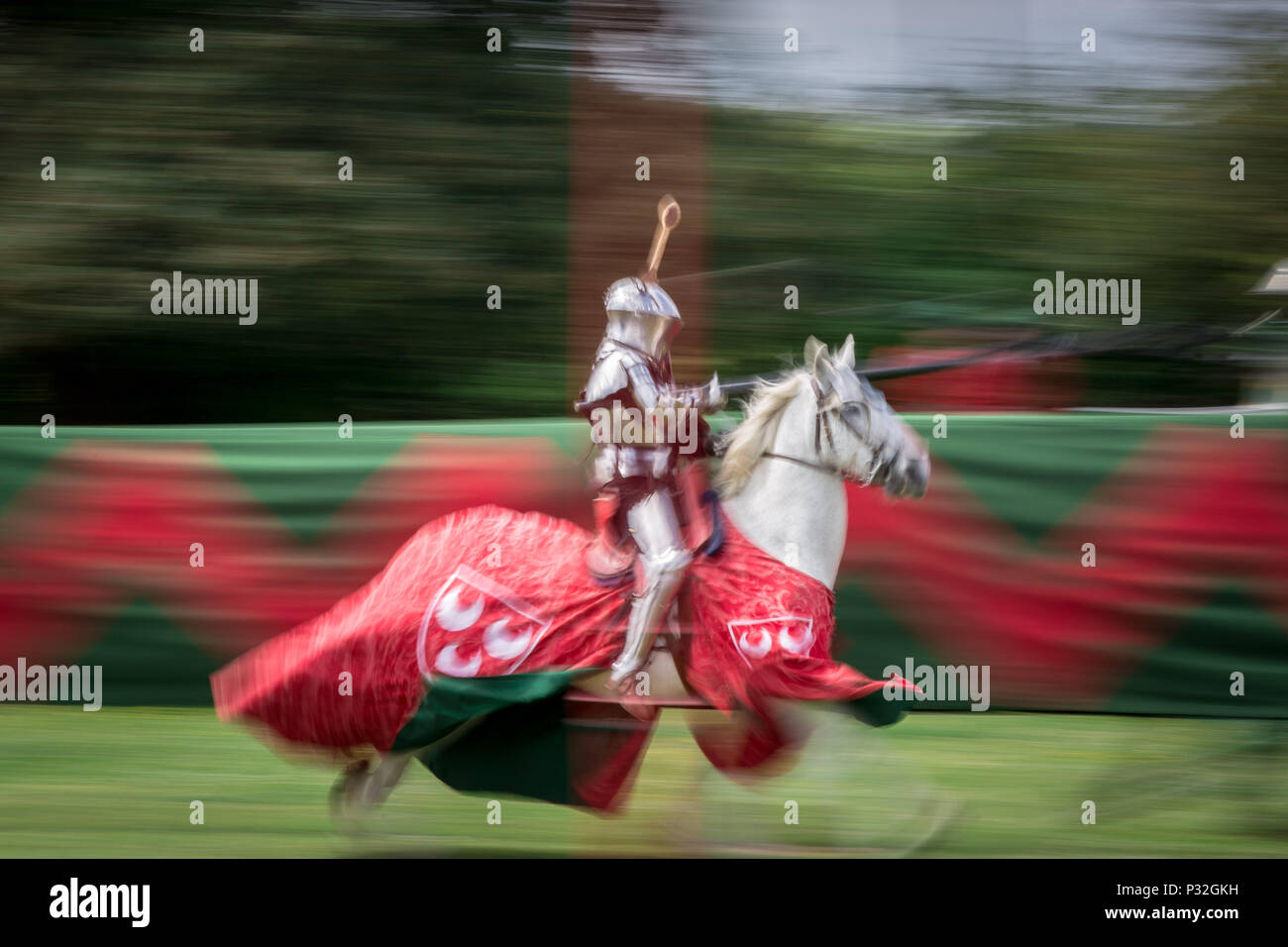 Londra, Eltham, Regno Unito. 16 Giugno, 2018. Grand giostra medievale a Eltham Palace. Credito: Guy Corbishley/Alamy Live News Foto Stock