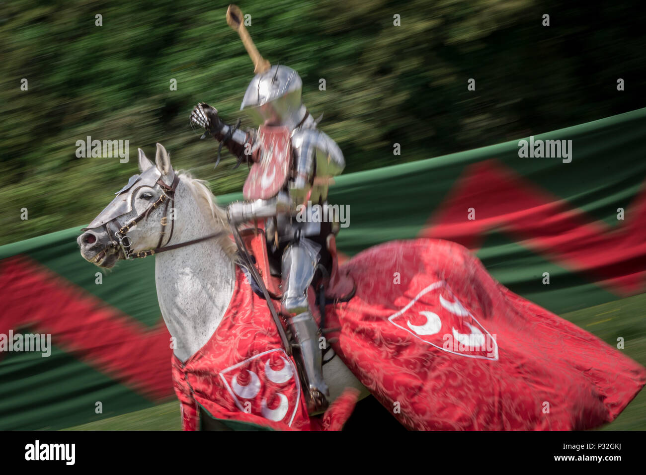 Londra, Eltham, Regno Unito. 16 Giugno, 2018. Grand giostra medievale a Eltham Palace. Credito: Guy Corbishley/Alamy Live News Foto Stock