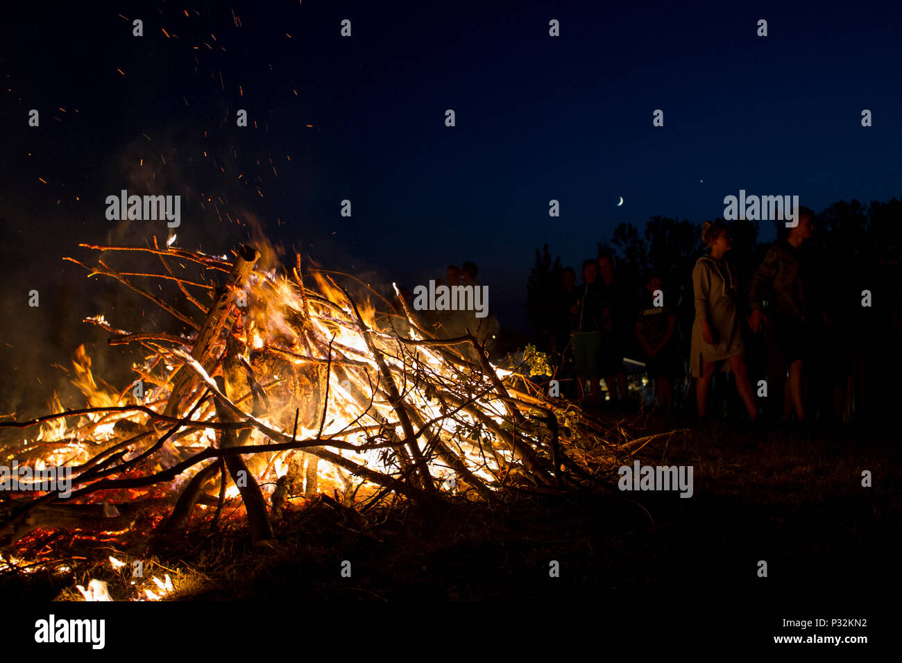 Pakszyn, Polonia. Il 16 giugno 2018. Kupala Night - una vacanza slava associato con il solstizio d'estate del Sole, celebrata durante la notte più corta dell'anno. Festa del fuoco, acqua, sole e luna, la fertilità, la fertilità, di gioia e di amore, comunemente celebrata in zone abitate da popoli slavi, ma anche in un modo simile in zone abitate da parte del Baltico, Germanici e popoli celtici. Credito: Slawomir Kowalewski/Alamy Live News Foto Stock